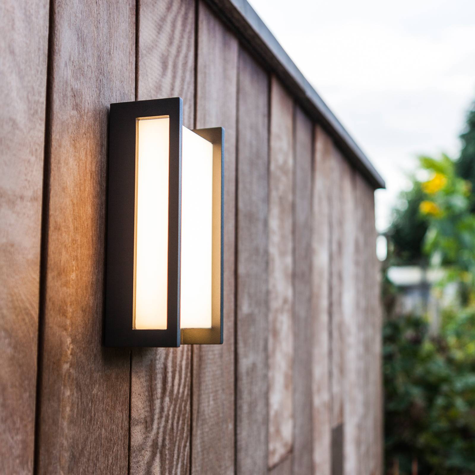 Lutec Retlinjet udendørs LED-væglampe Qubo