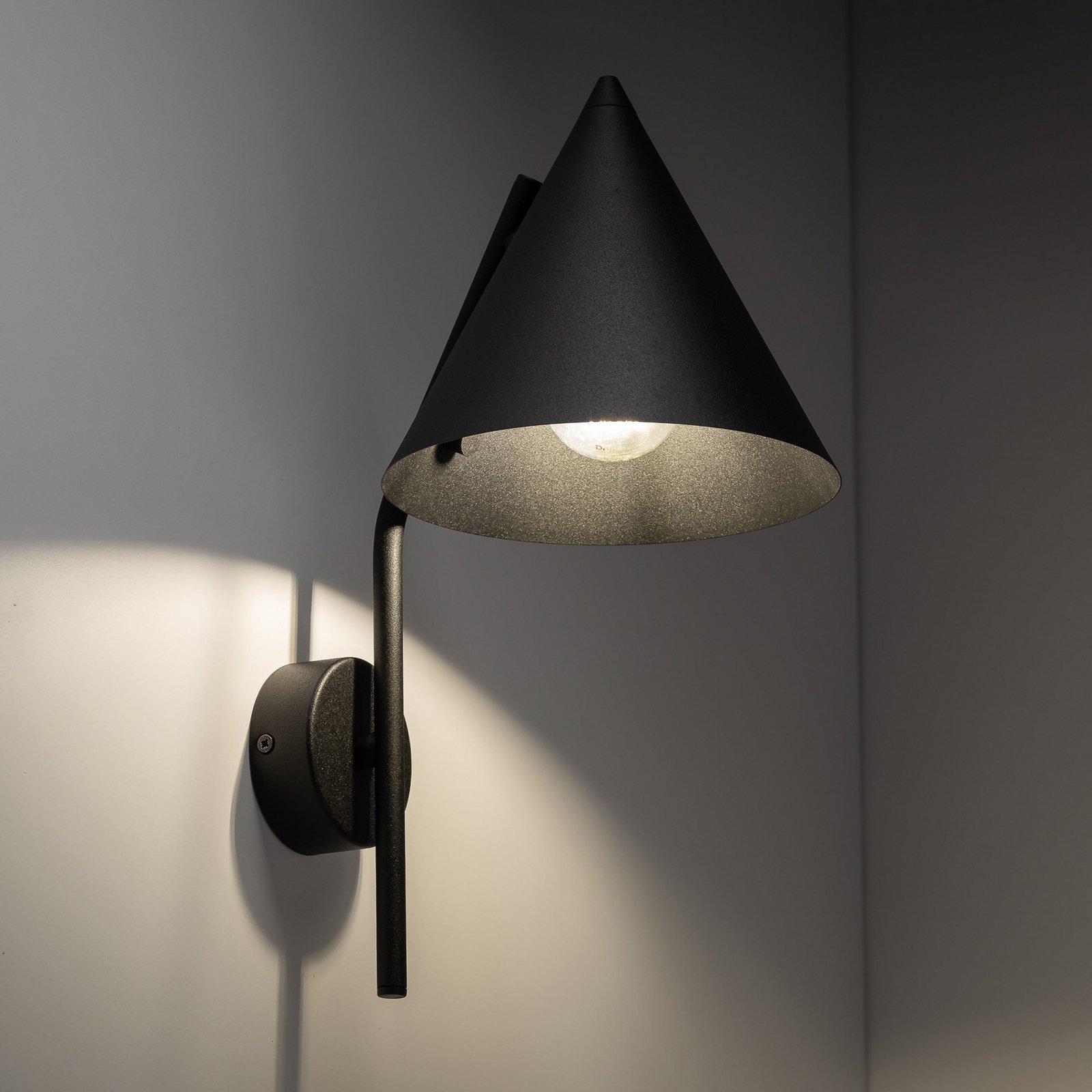 Nástenné svetlo Cono, 1-pl., čierne, E27