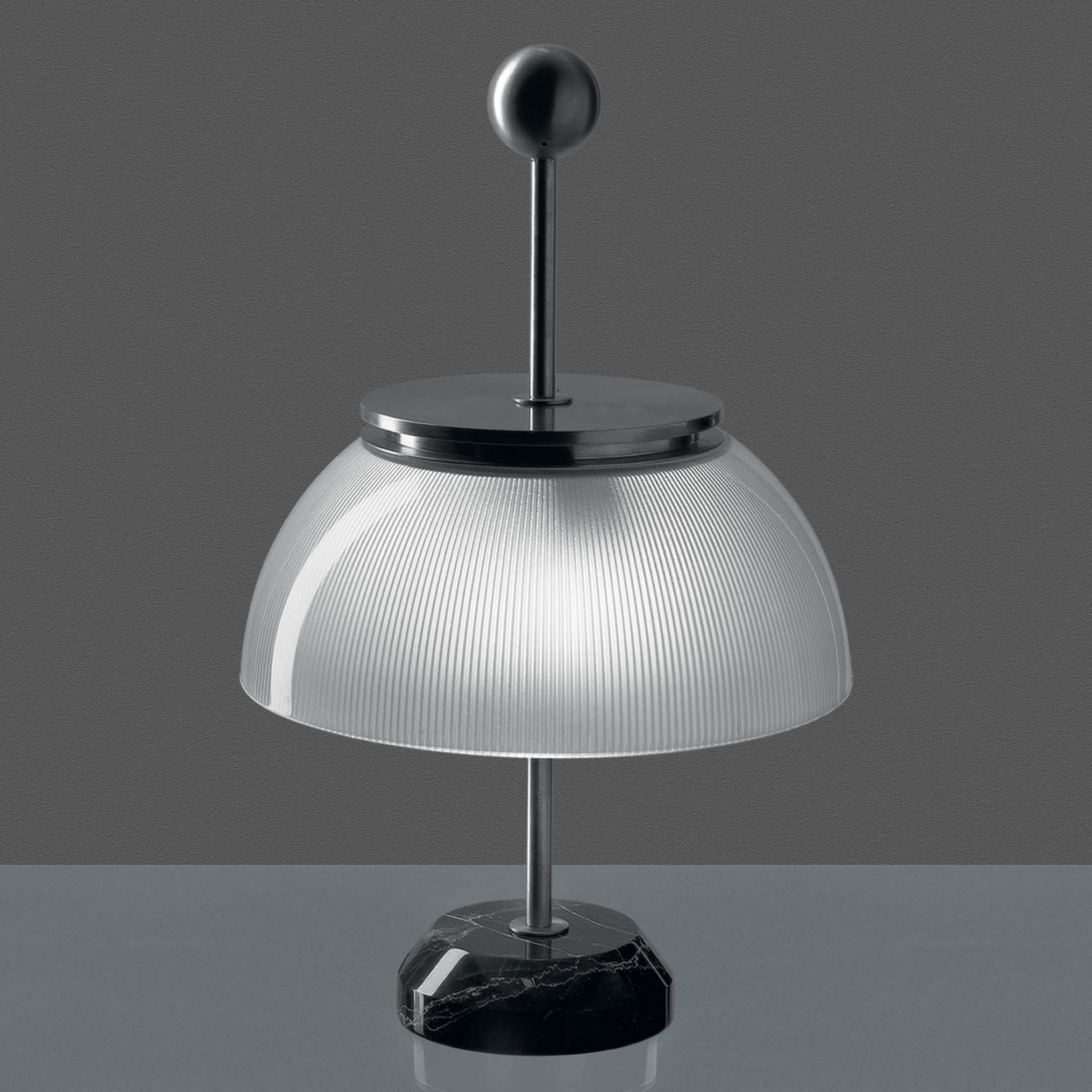 Candeeiro de mesa Artemide Alfa com abajur de vidro