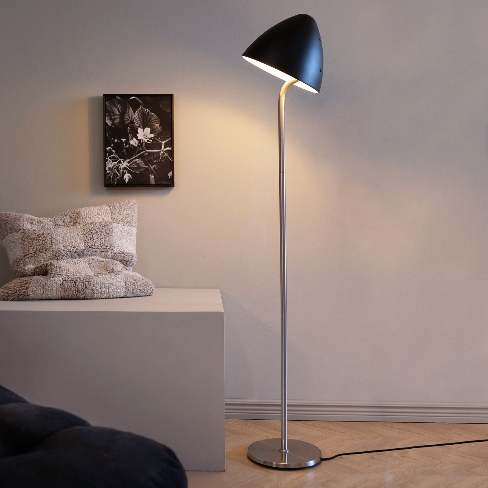 Dyberg Larsen lampadaire Oulu, noir/acier, hauteur 128 cm