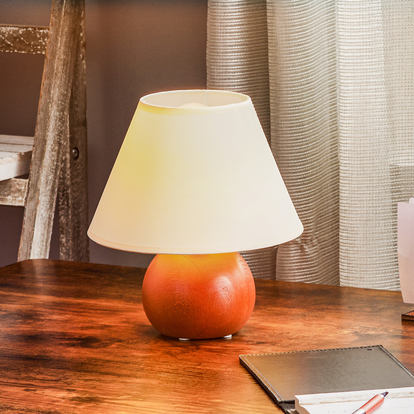 Lámpara mesa Gill, madera rústica/pantalla blanca