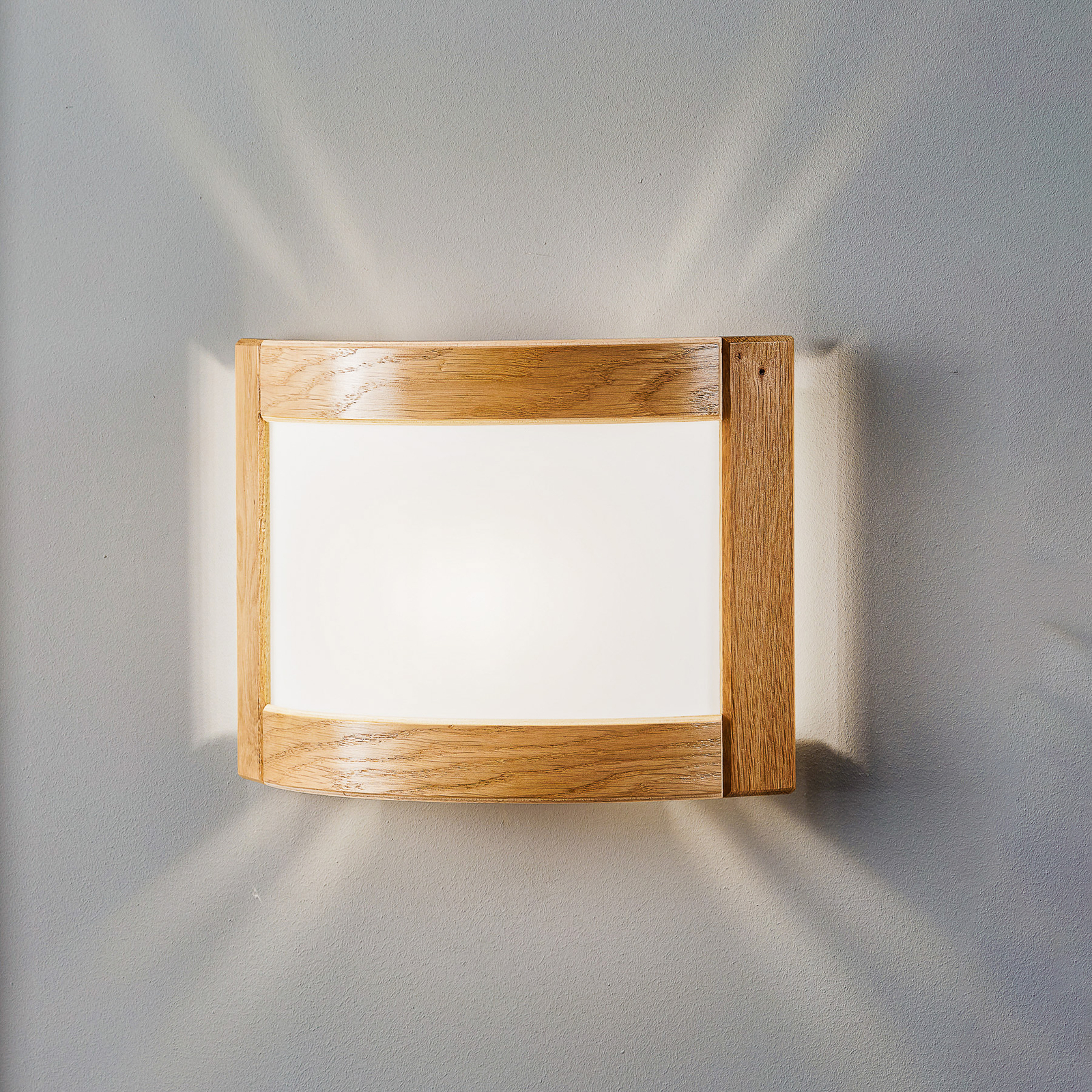Vägglampa Zanna av trä, höjd 22 cm, ljus ek