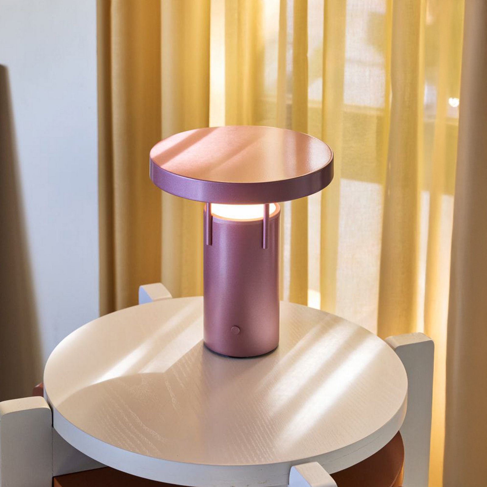 lampe à poser LED rechargeable BringMe Mini rose métallisé, 20 cm - HÜBSCH lampe à poser LED rechargeable BringMe Mini rose métallisé, 20 cm - HÜBSCH