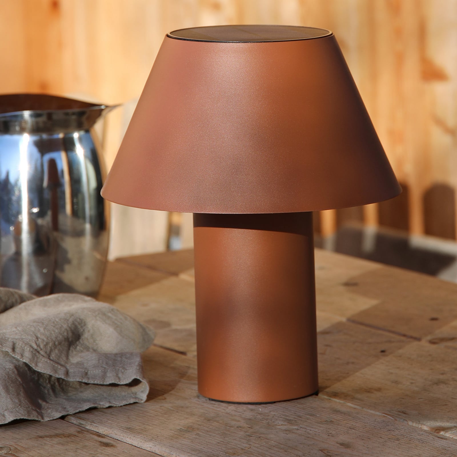 LED solární stolní lampa Vivo, hnědá, IP44, výška 30 cm, stmívatelné.