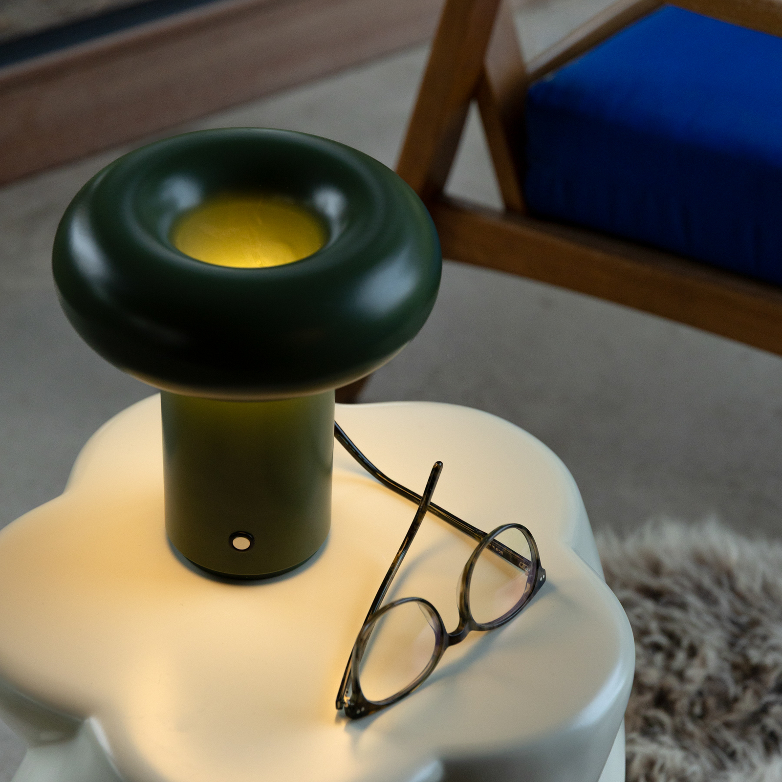 Glimpse bærbar LED-bordlampe, mosgrøn, IP44 – &Klevering