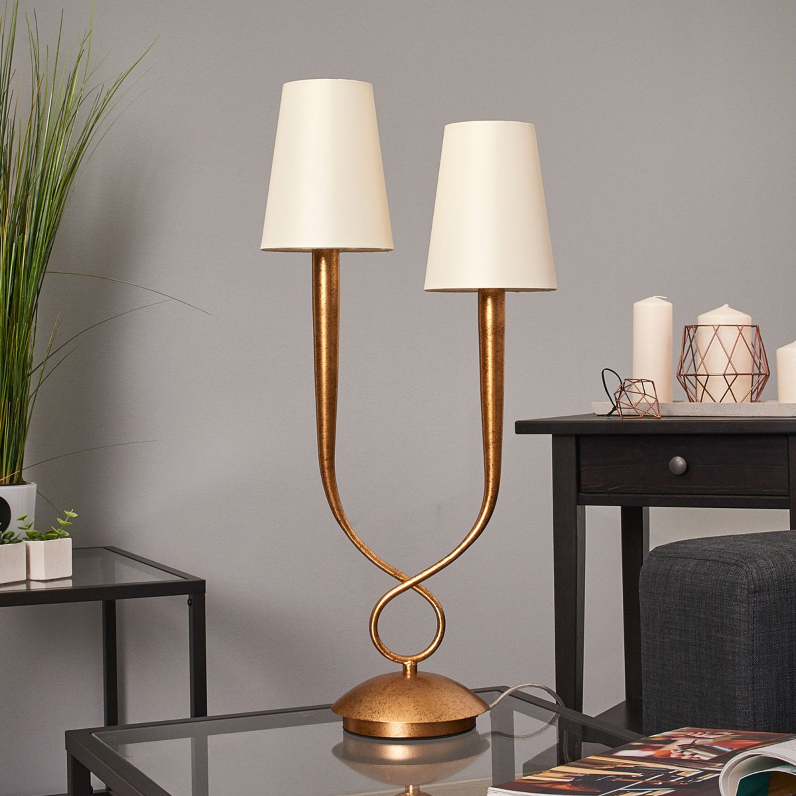 Lámpara de mesa Paola 2 luces dorada con pantallas textiles