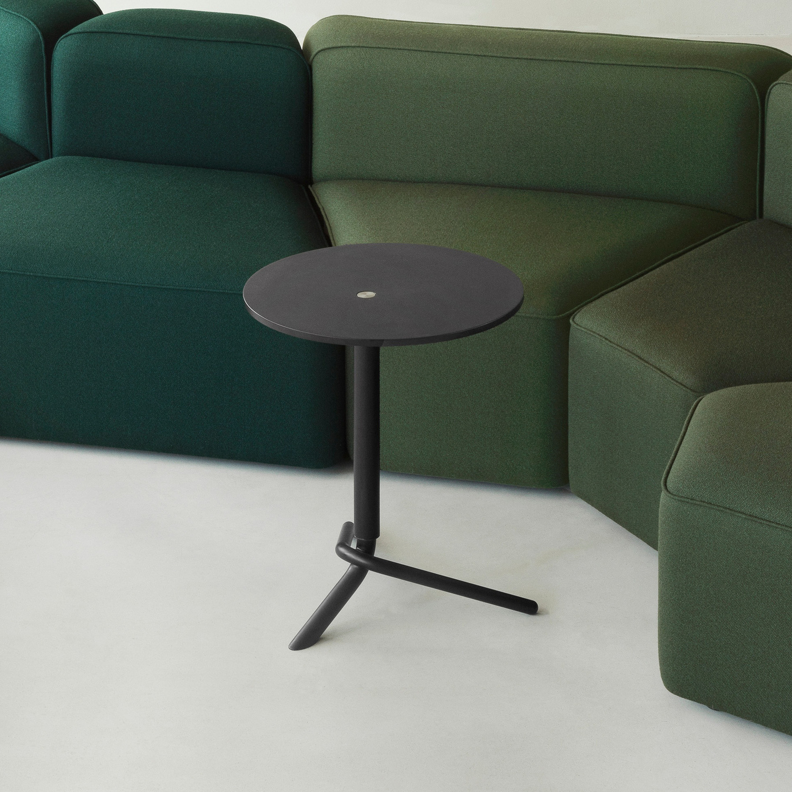 Bijzettafel Lift, zwart, staal, MDF, hoogte 56,5 cm - Normann Copenhagen Bijzettafel Lift, zwart, staal, MDF, hoogte 56,5 cm - Normann Copenhagen