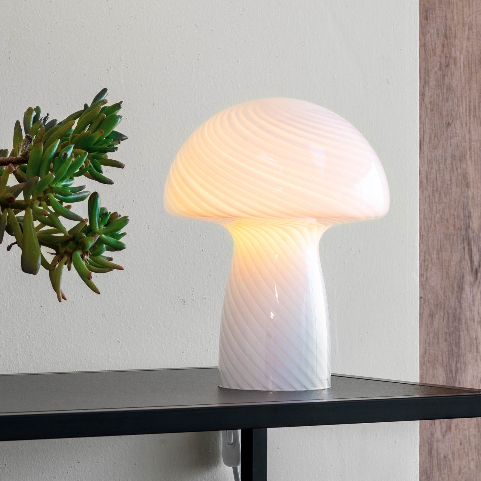 Dyberg Larsen Mushroom bordlampe, hvid, højde 23 cm, glas