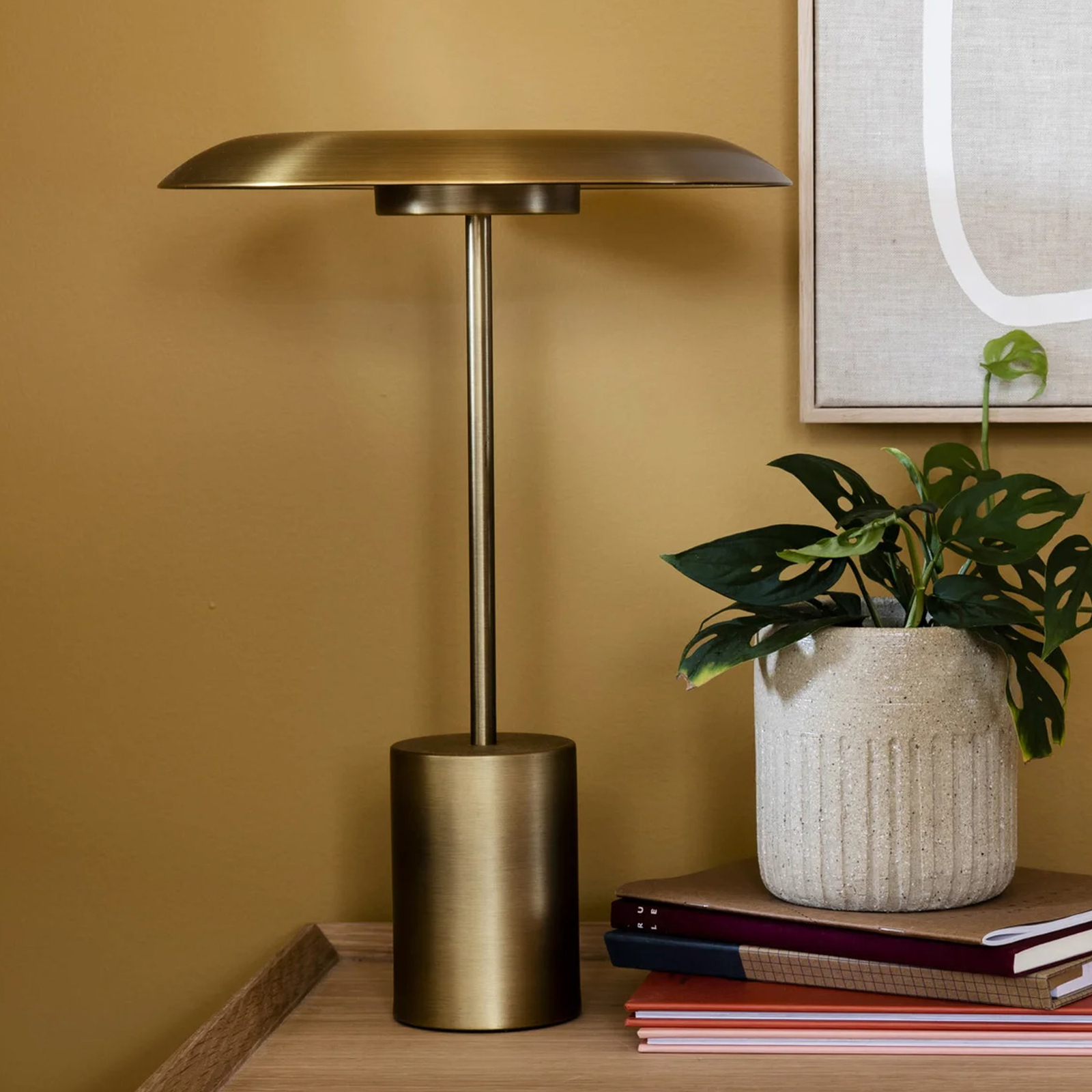 Stolní lampa LED Beacon Smith s kovovým USB portem v bronzové barvě