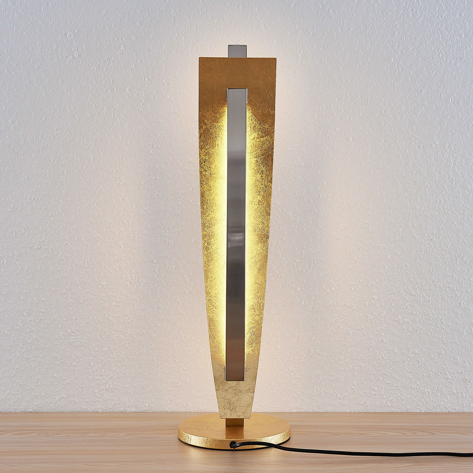 Lámpara de mesa LED Marija, elegante diseño dorado