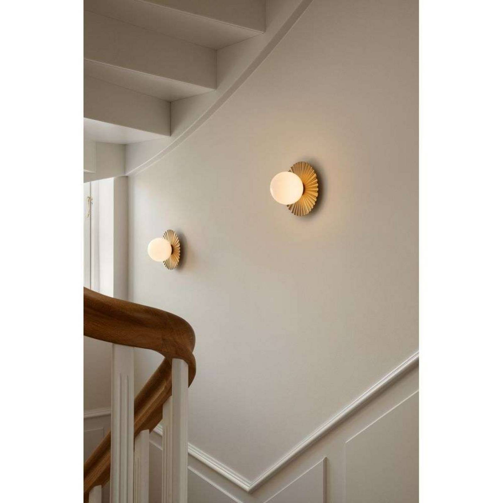 Lampa ścienna Nuura Liila Muuse, Ø 20 cm, IP44, złota/opalowa