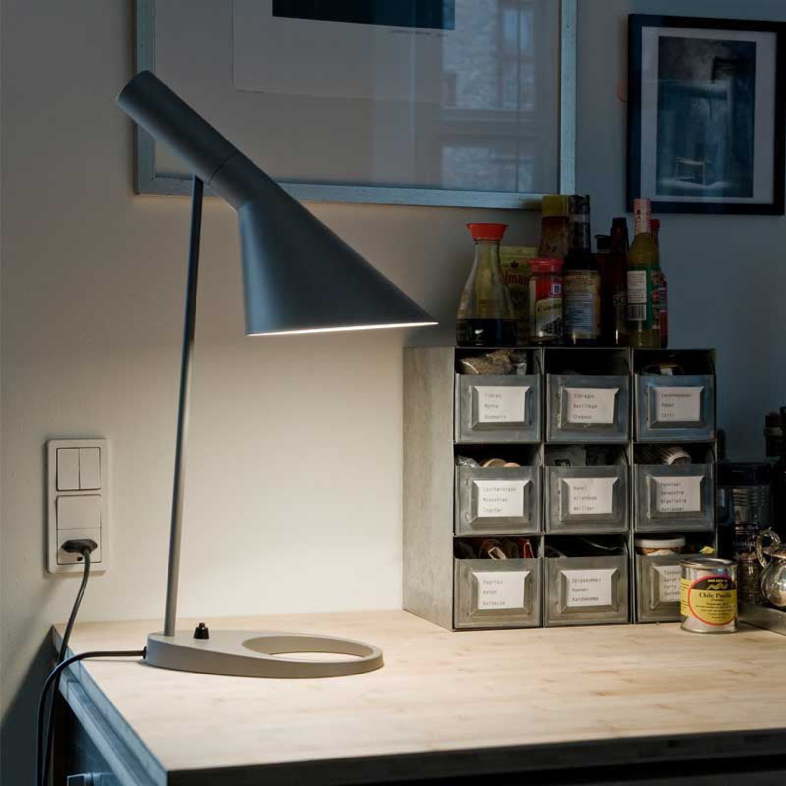 Louis Poulsen AJ - dizajnerska stolna lampa, tamno siva