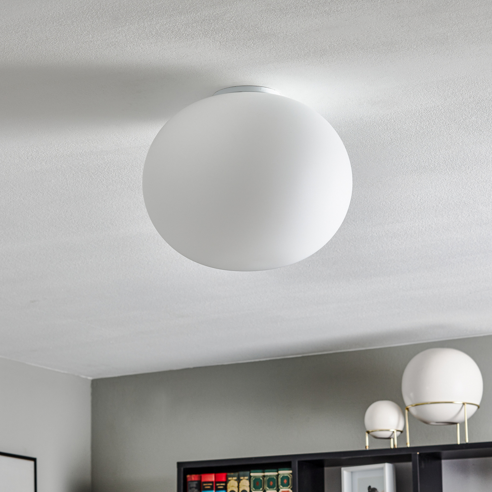 FLOS Glo-Ball - kulatá stropní lampa 33 cm