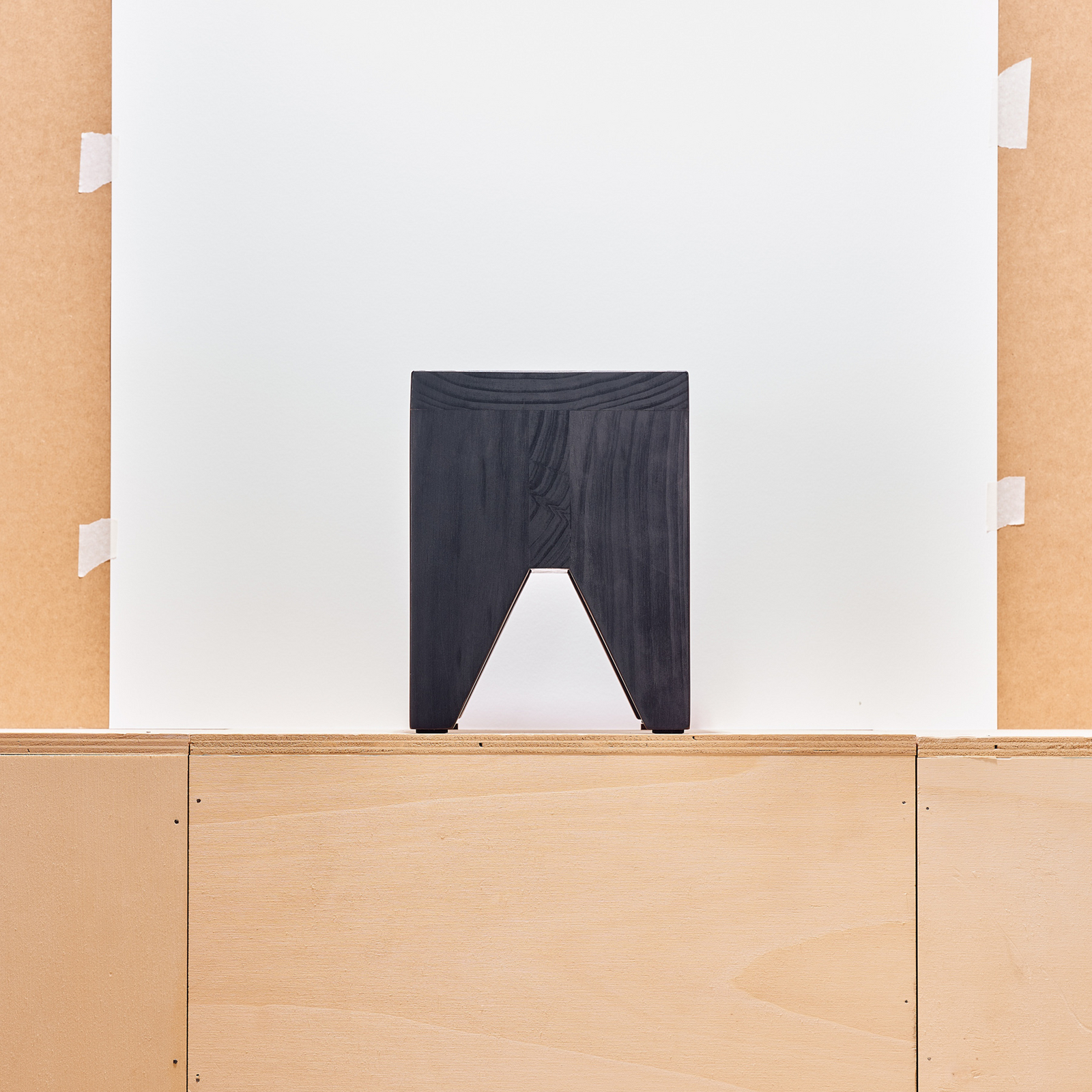 Manolito stolička, čierne borovicové drevo, 30 x 20 x 25 cm - HAY