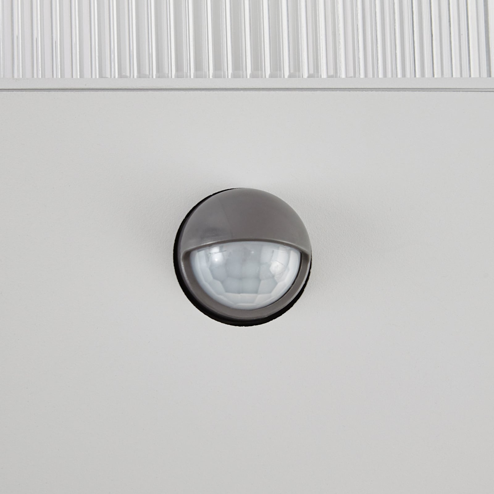 Lindby Wegeleuchte Peldar, hellgrau/geriffelt, 80 cm, Sensor Lindby Wegeleuchte Peldar, hellgrau/geriffelt, 80 cm, Sensor