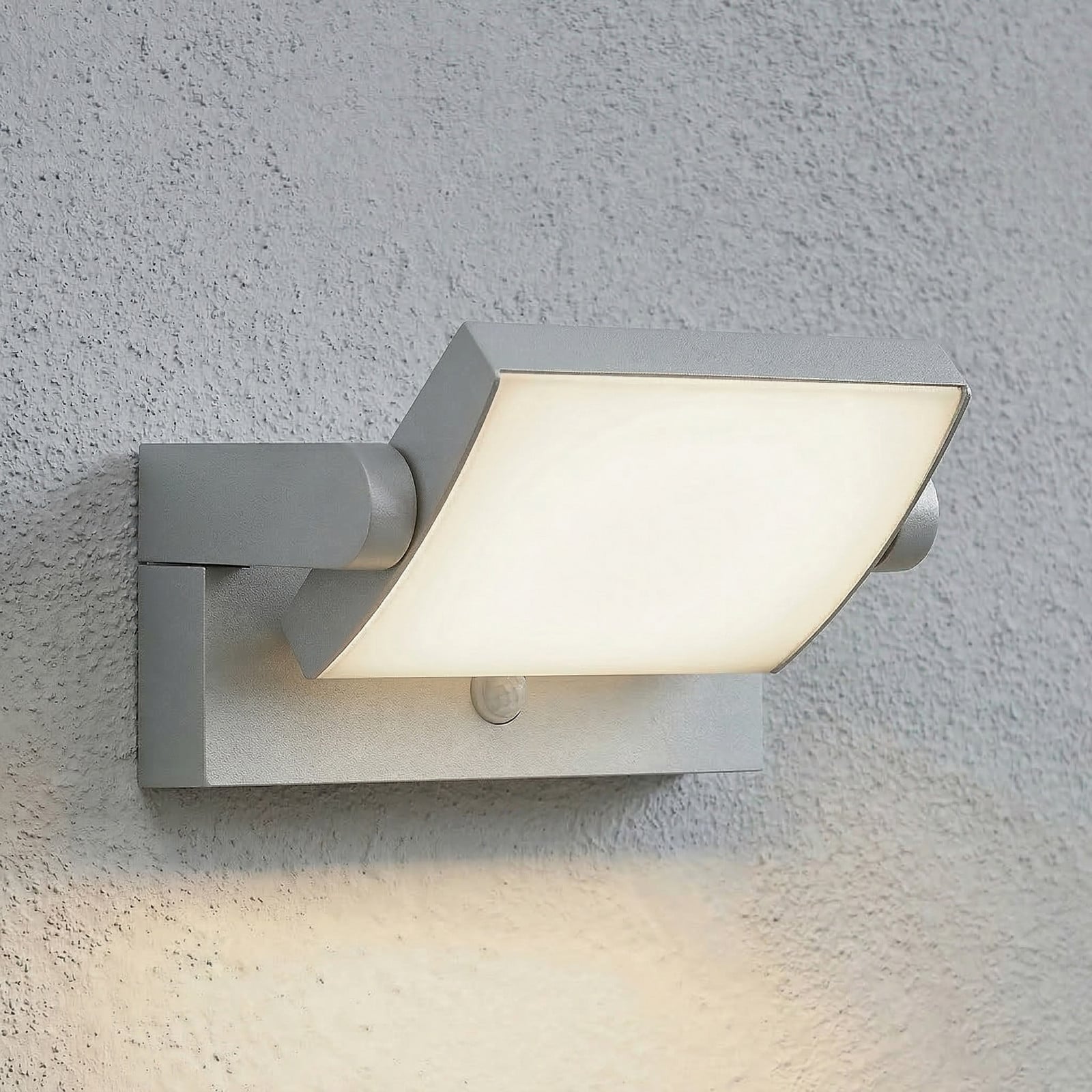 Sherin LED-utomhusv&auml;gglampa med sensor, ljusgr&aring;, vridbar &ndash; Lindby - Balkong - Modern - Aluminium - Vinklad