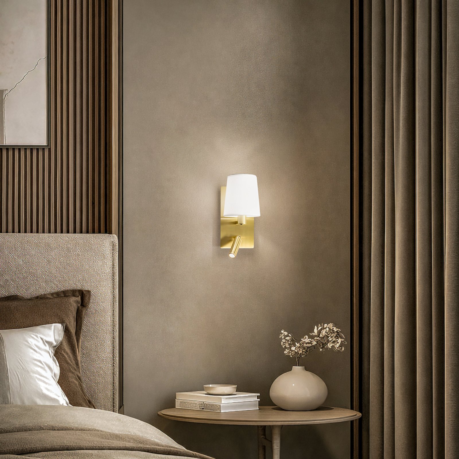 Lindby vegglampe Aiden, hvit, messing, LED-leselampe