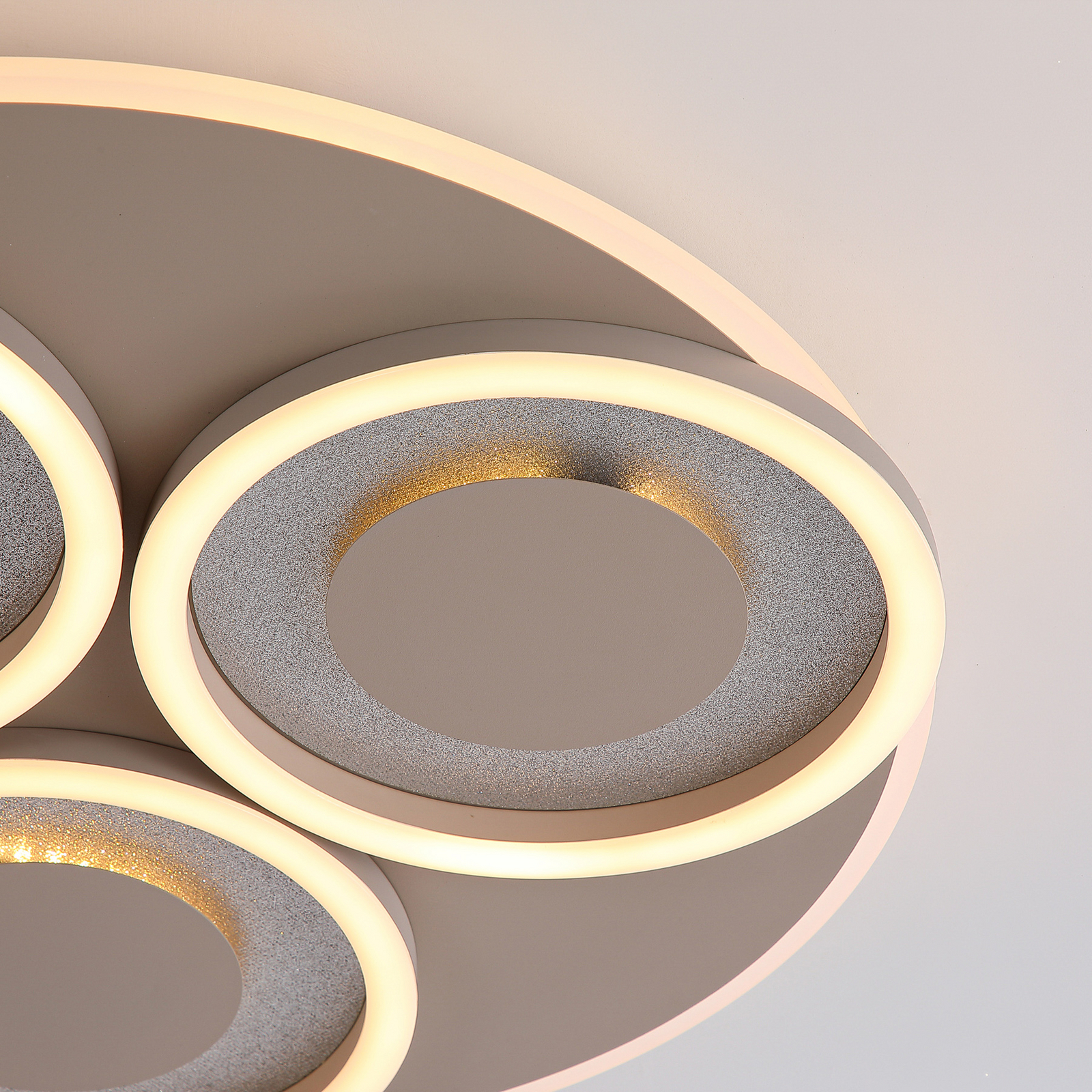 Plafón LED Wreath Flush, color arena, CCT, hierro, atenuable