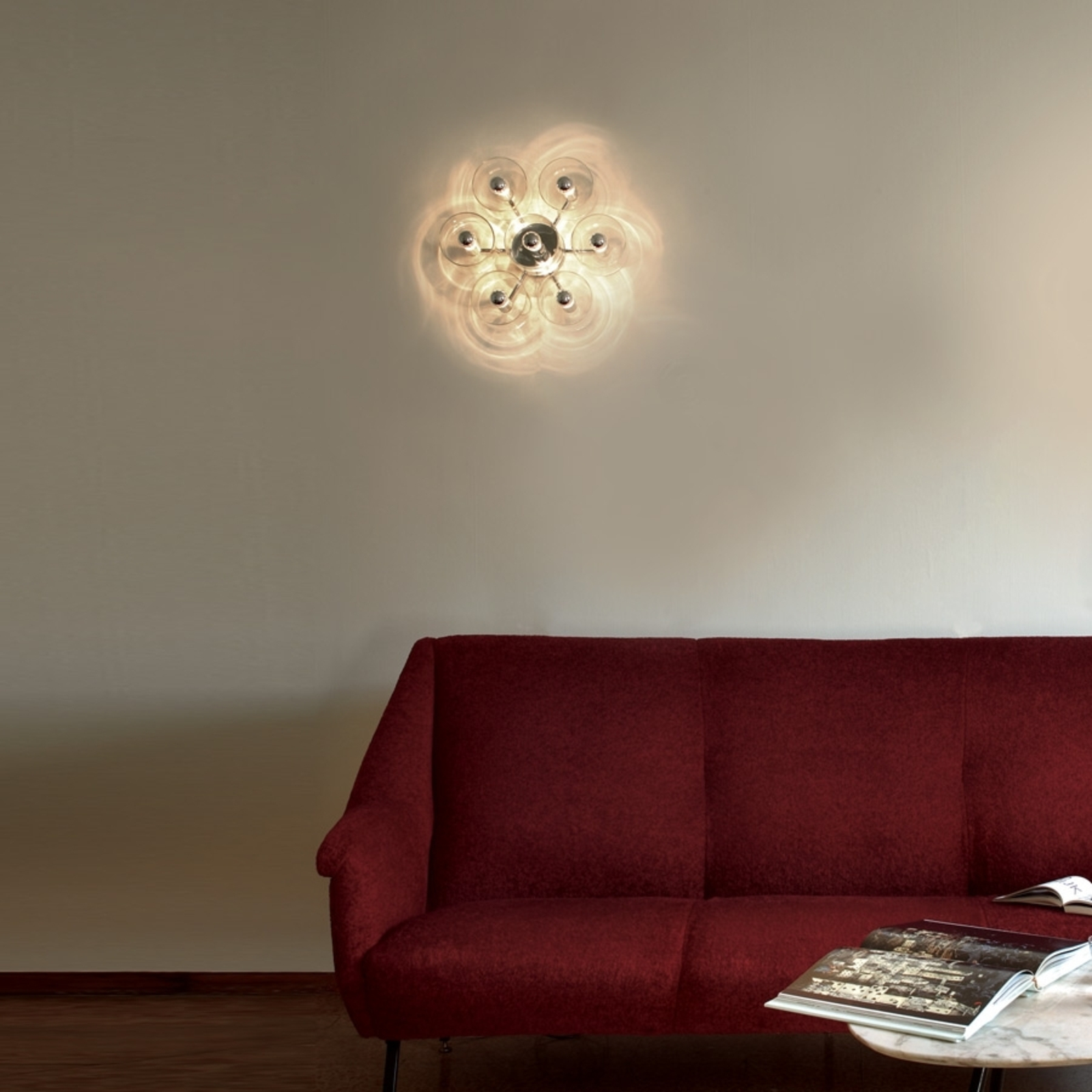 "Oluce Fiore" - stilizuotas sieninis šviestuvas