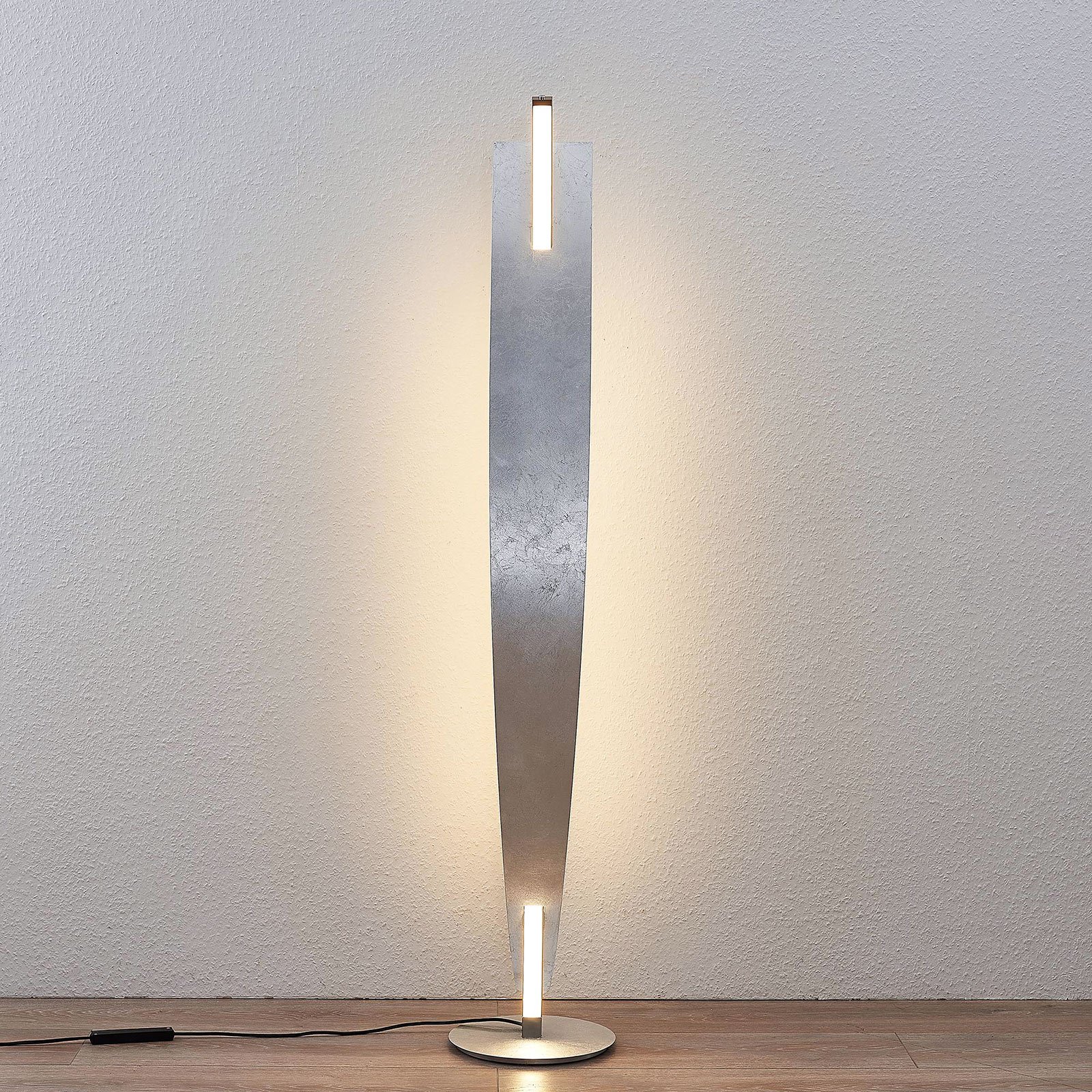 Lampada LED da terra Marija con effetto argento