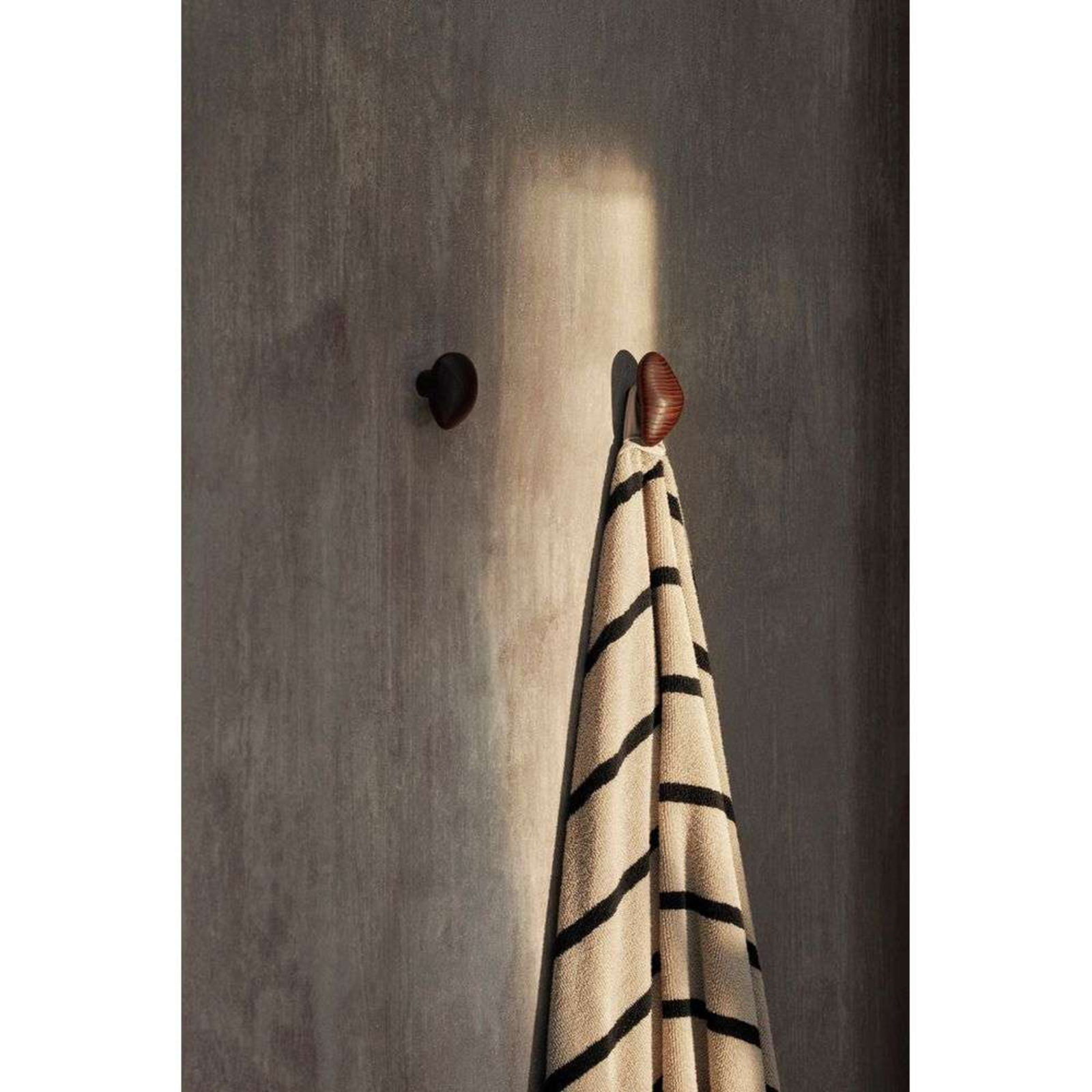 Cairn Hooks Set of 2 Dunkelheit Brown - ferm LIVING