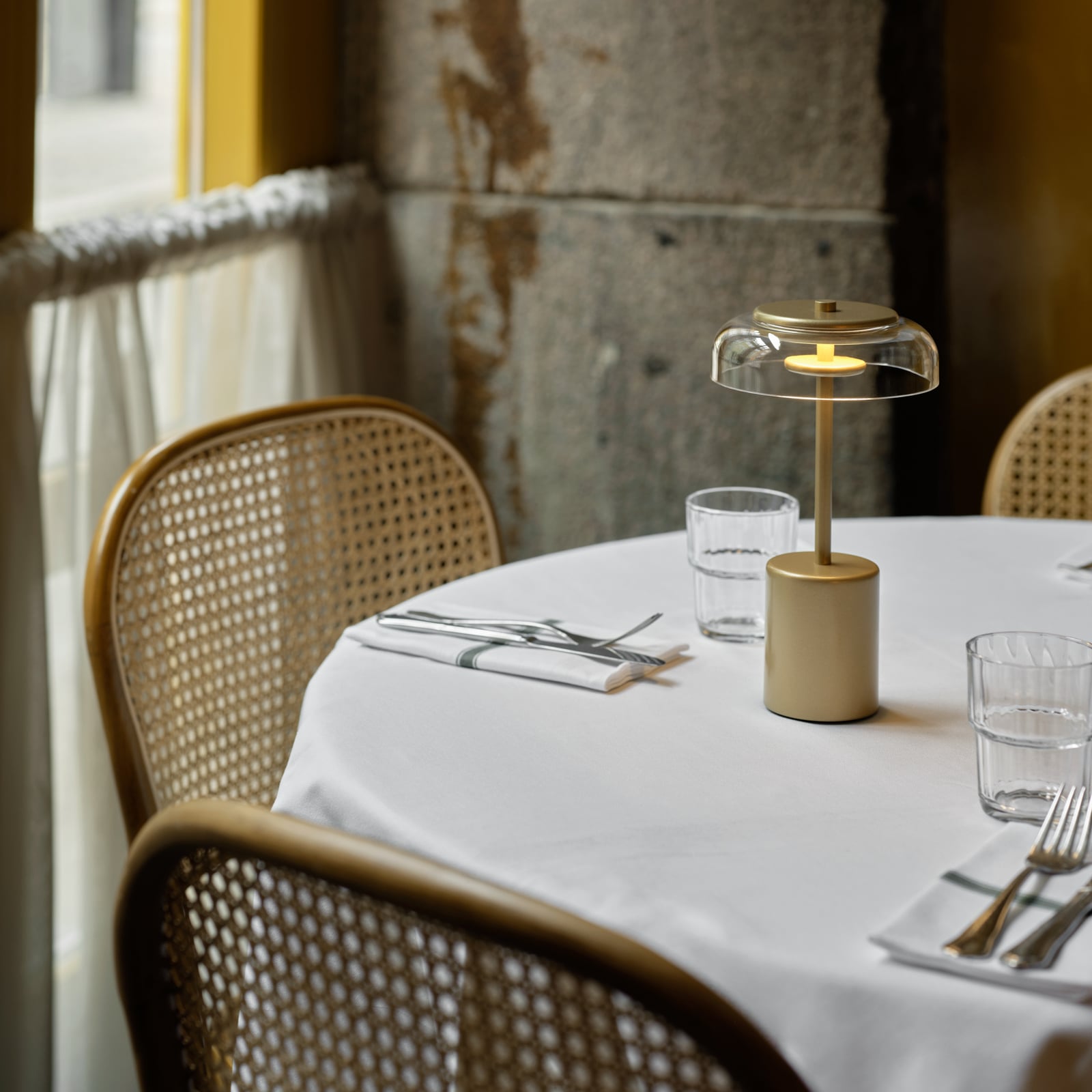 Nuura LED-Akku-Tischlampe Blossi, Höhe 26 cm goldfarben/klar