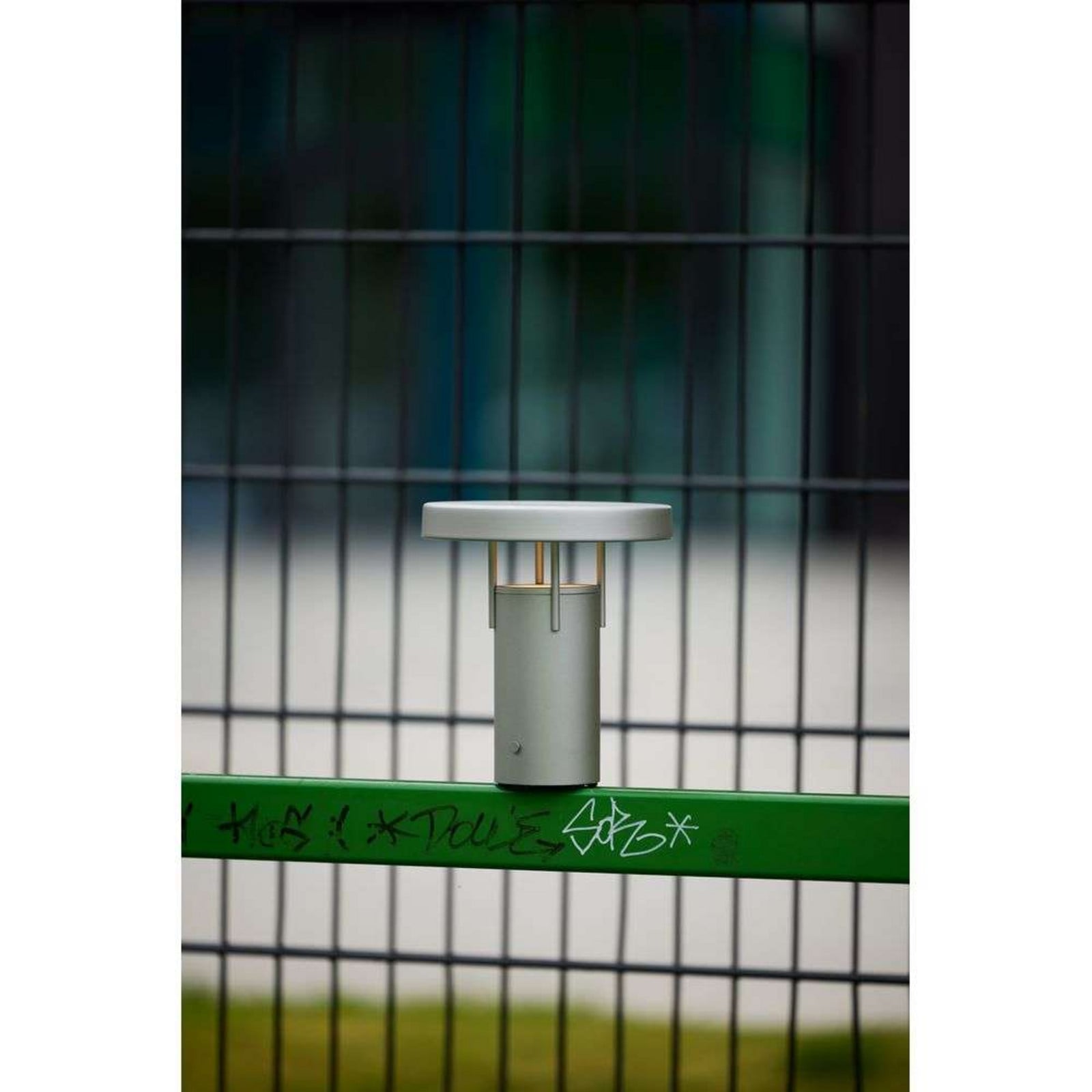 BringMe Mini LED-bordslampa med batteri, sandfärgad, höjd 20 cm – Hübsch - Vardagsrum - Metall