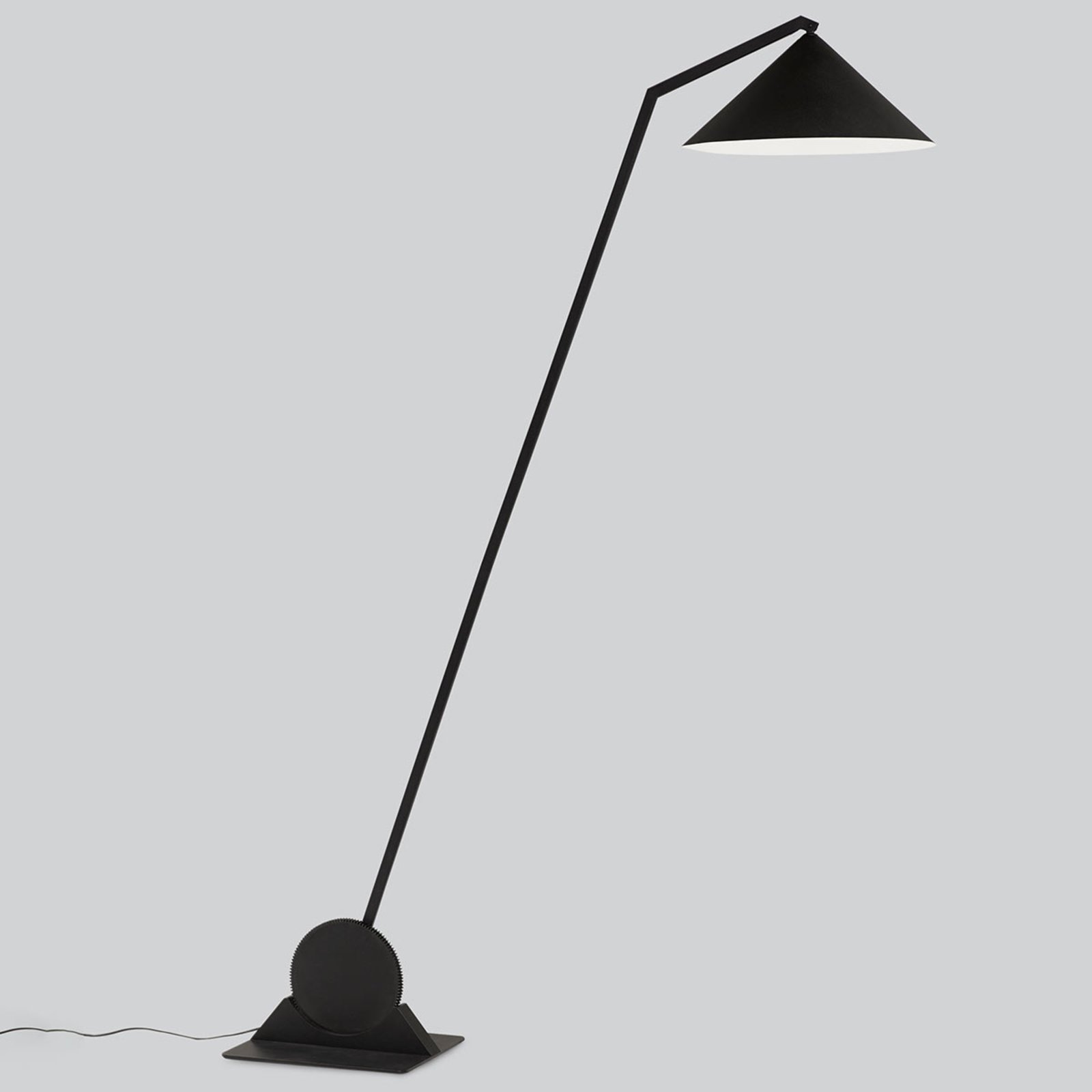 Northern Gear Floor – czarna matowa lampa stojąca