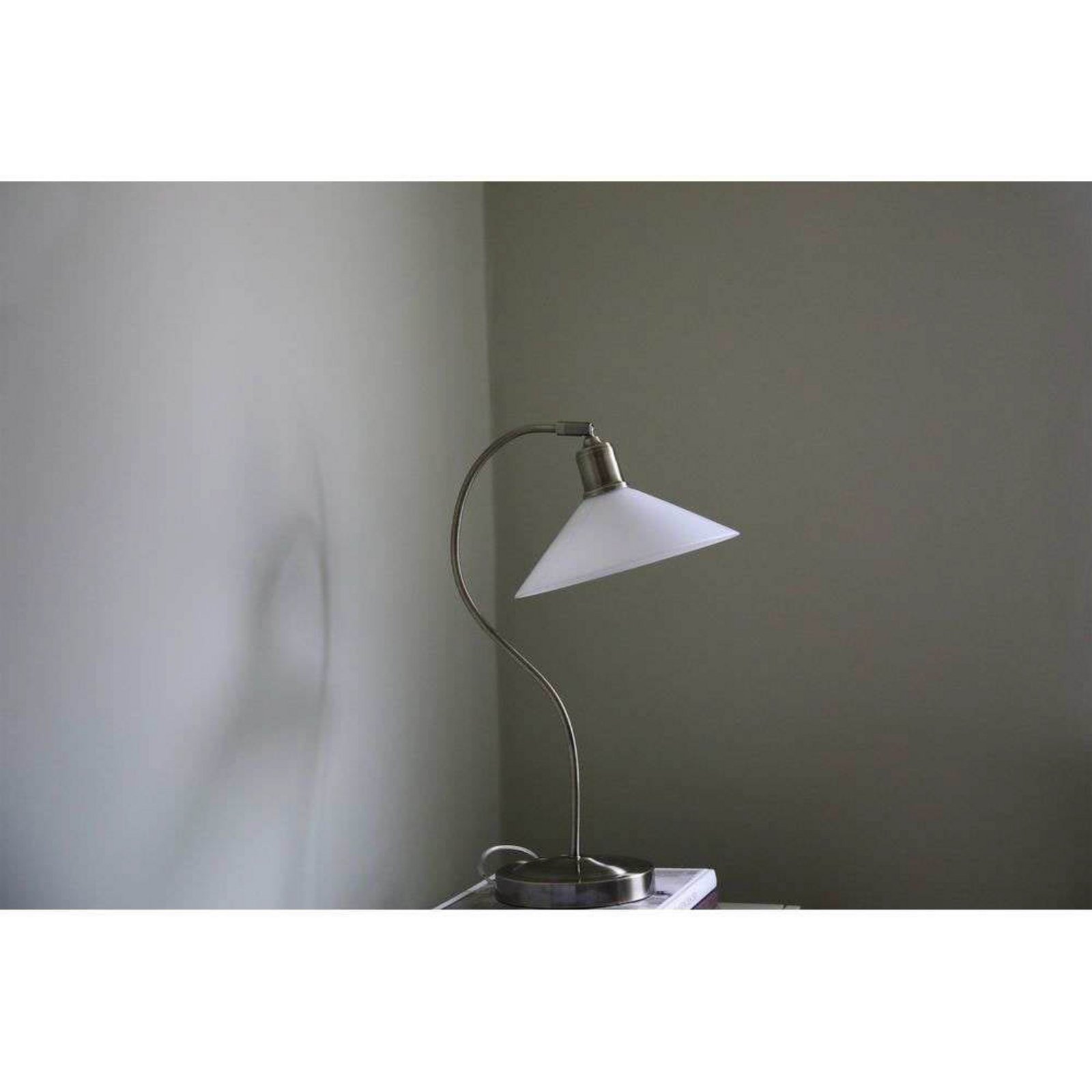 Vela Bordlampe Antique Brass/Shiny White - Markslöjd