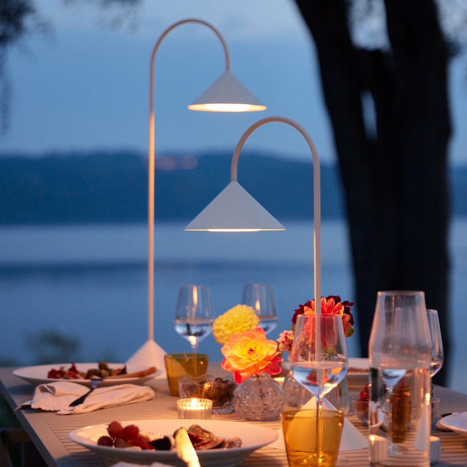 FRANDSEN lampe de table LED Grasp, blanc, hauteur 47 cm, métal