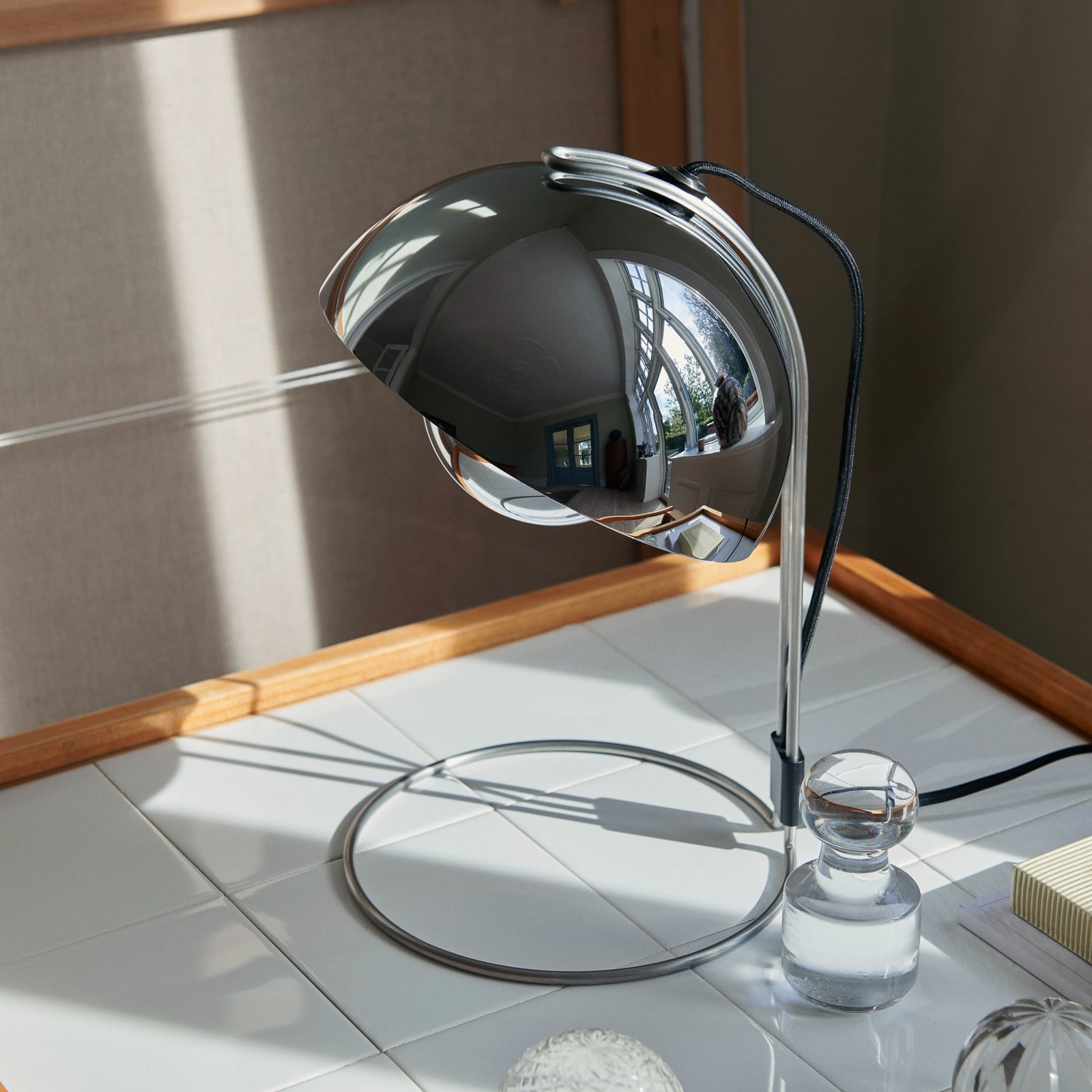 Flowerpot VP4 bordlampe, forkromet, 39 cm &Tradition - Stue - Design - Metal - Med skærm