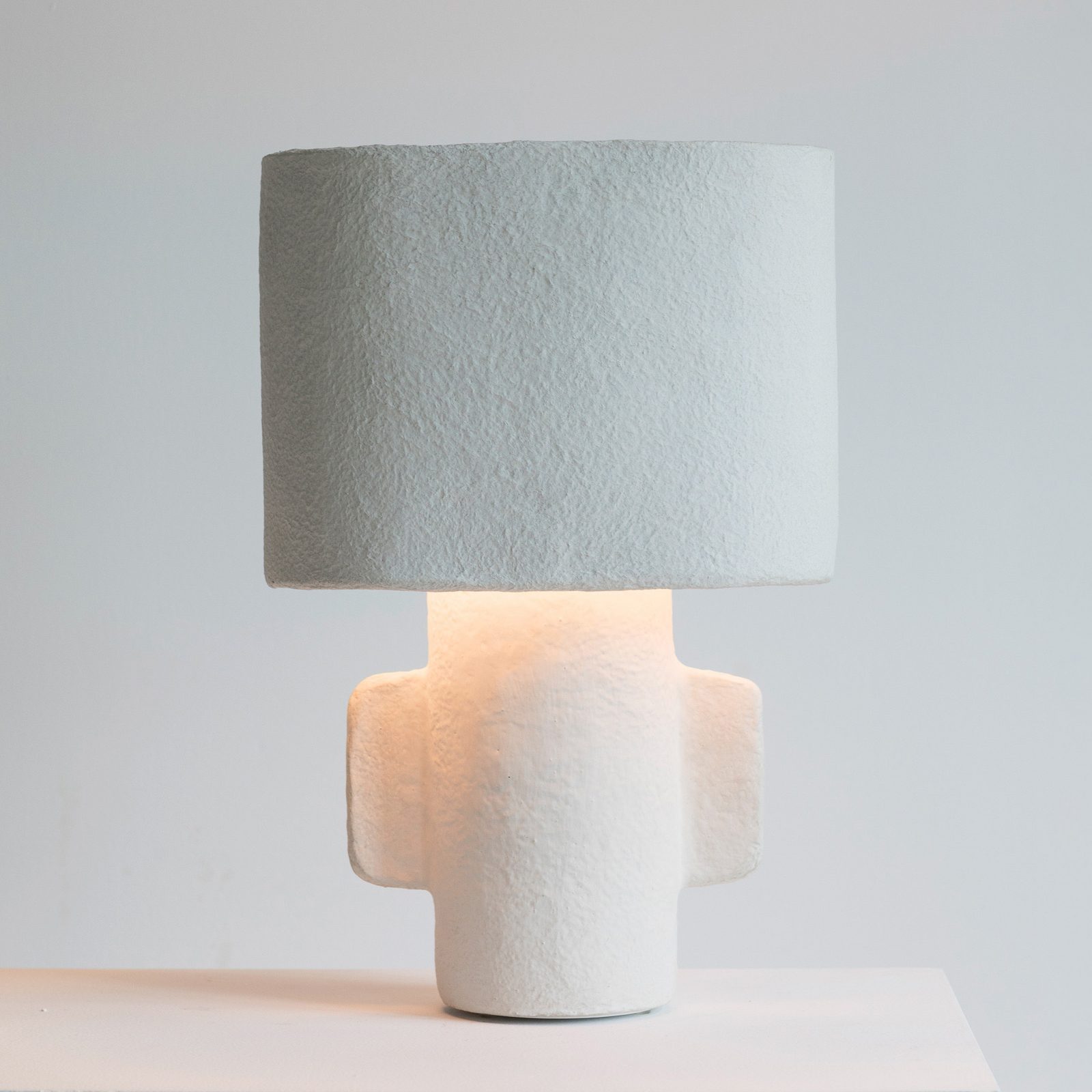 01 M WHITE EARTH bordlampe, hvid, papmaché, højde 54 cm, E27 – Serax