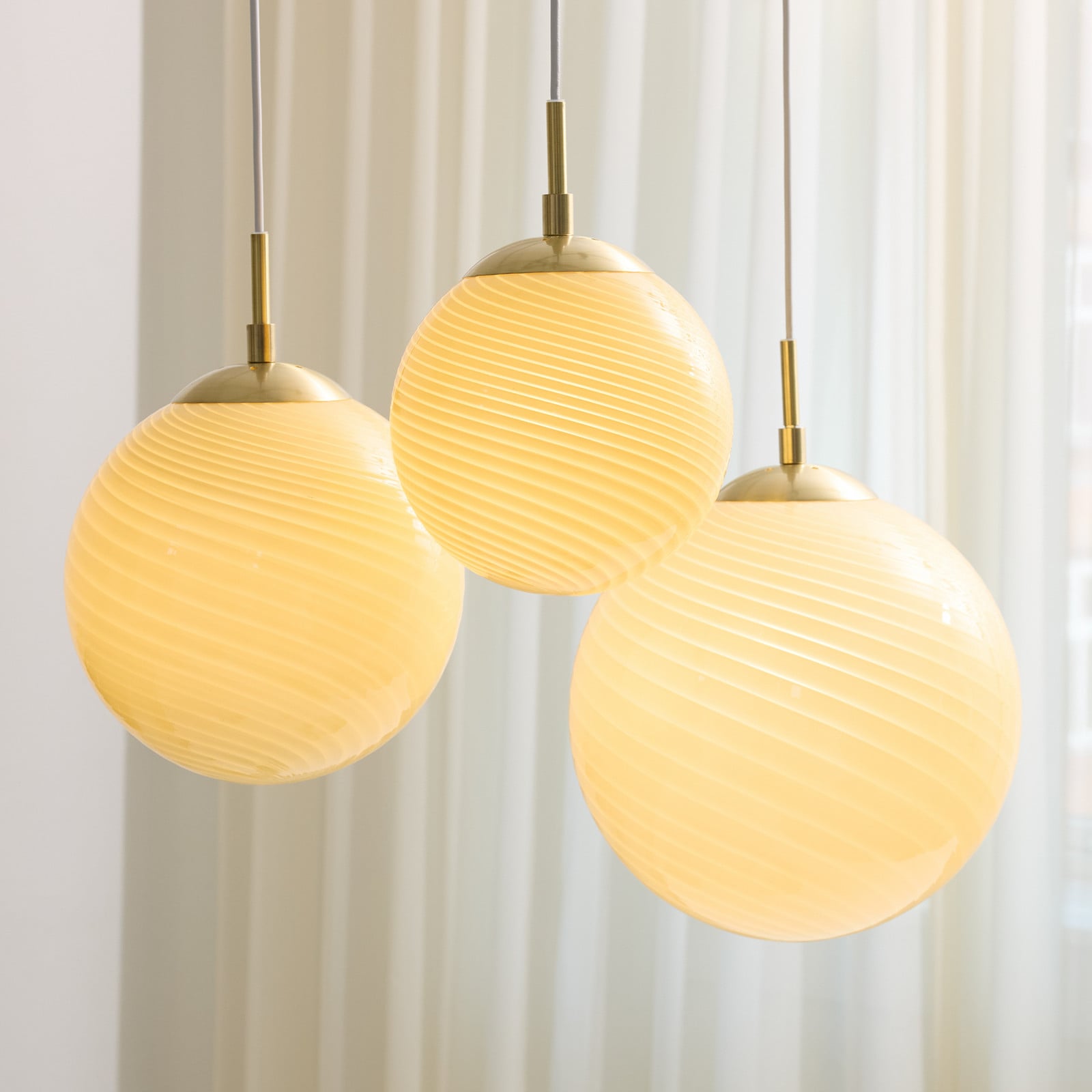 CANDY BALL –riippuvalo, kerma/antiikkimessinki, Ø 20 cm – Halo Design - Olohuone - Lasi - Yksilamppuinen