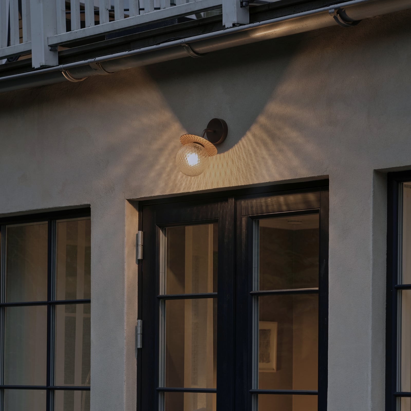 Nuura Vonkajšie nástenné svietidlo Liila, šírka 16 cm, bronzová/číra Nuura Vonkajšie nástenné svietidlo Liila, šírka 16 cm, bronzová/číra