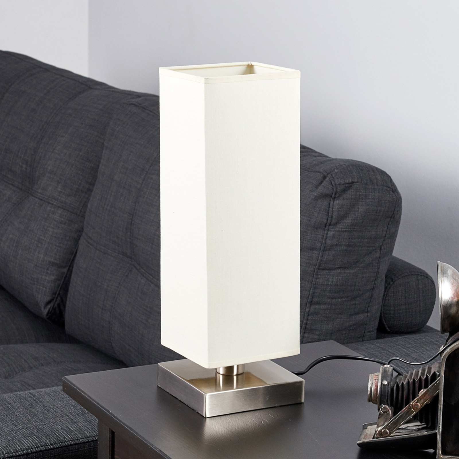 Martje – biała lampa stołowa z żarówką LED E14