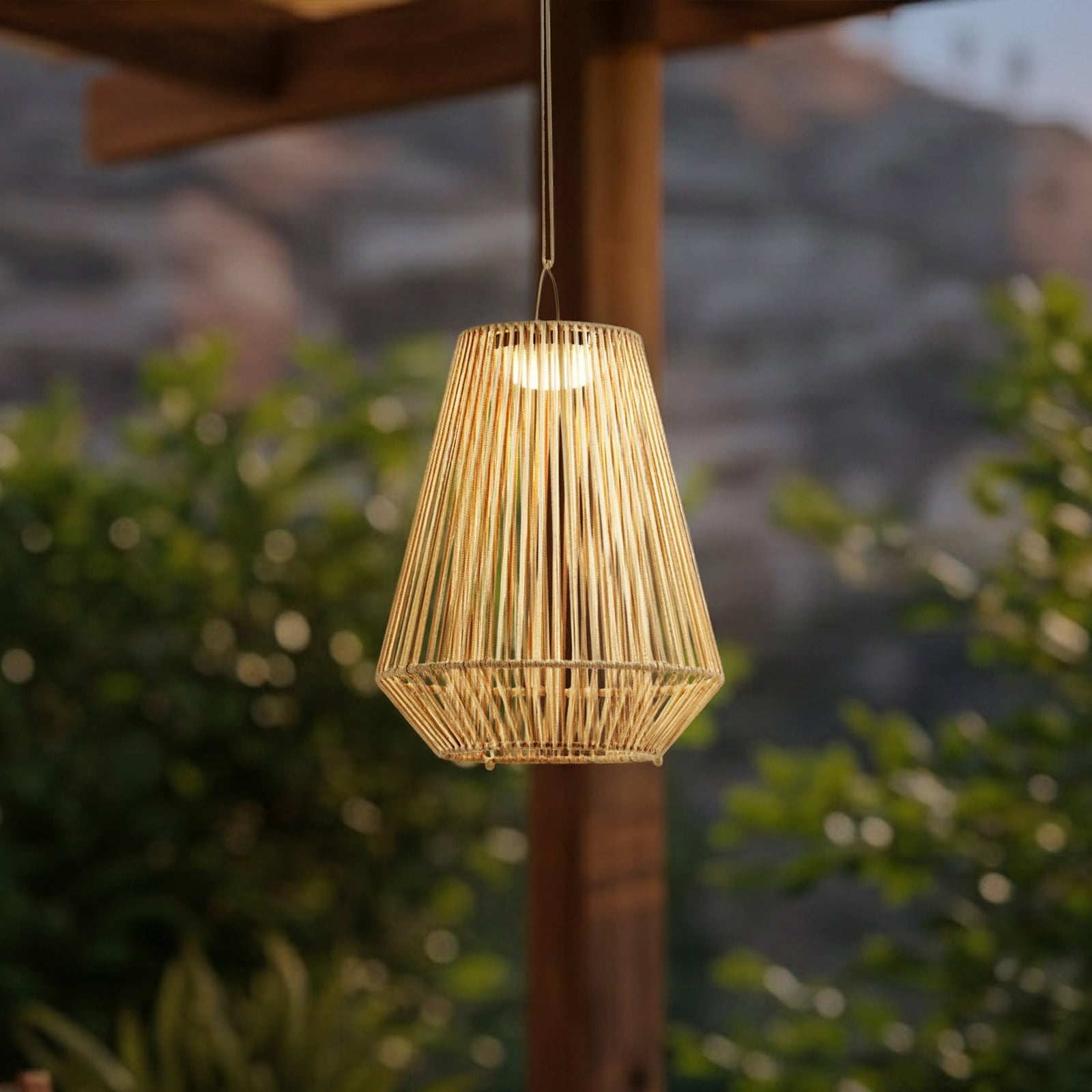 Austas LED-solcellslampa f&ouml;r upph&auml;ngning, &Oslash; 32 cm, beige, IP54, USB &ndash; Lindby - Balkong - Modern - Plast - Med en ljusk&auml;lla