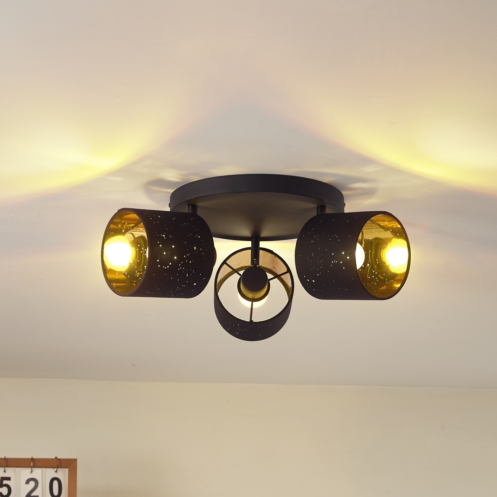 Lindby taklampe Vasilia, 3 lyskilder, svart/gull, stoff