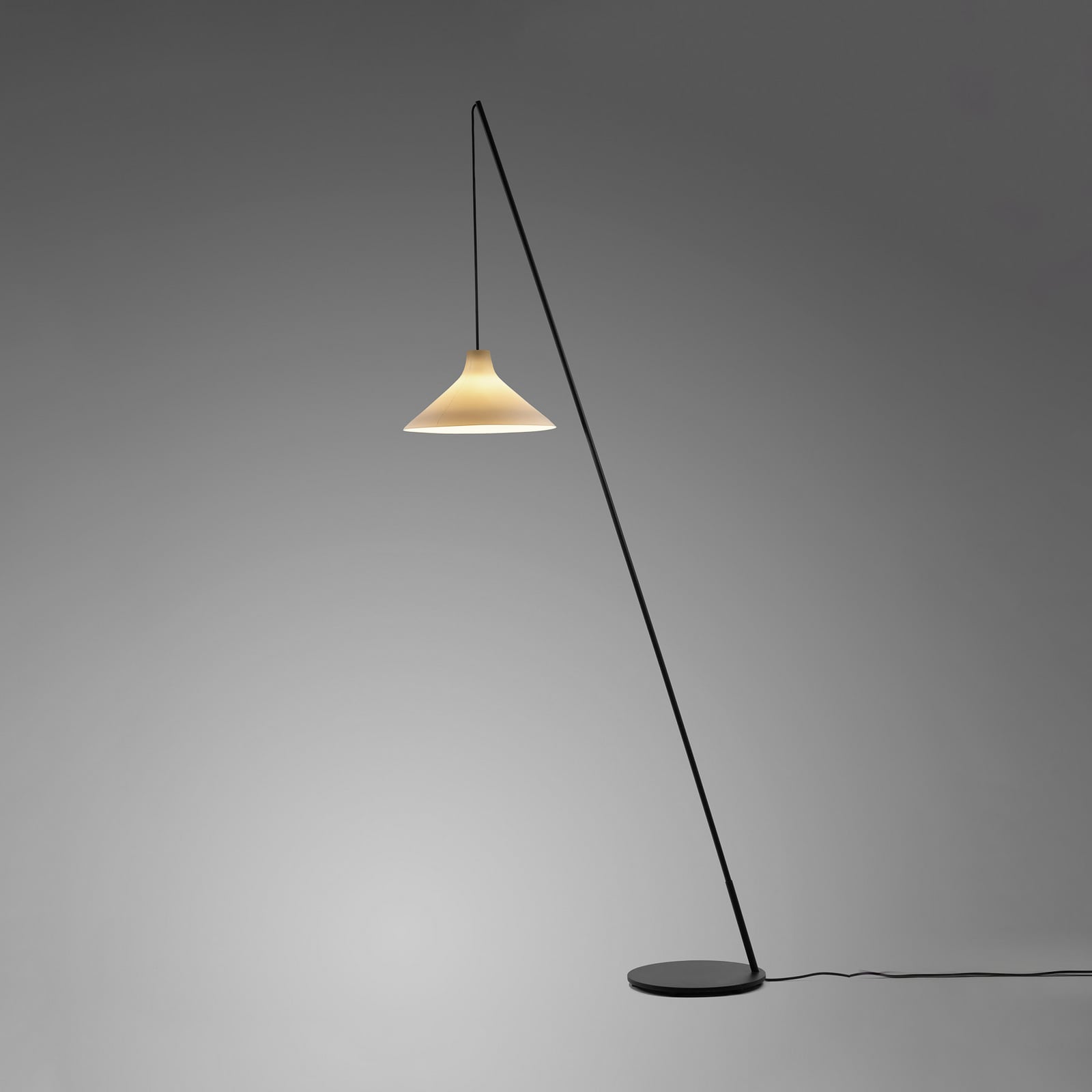 BLACK-WHITE SEAM gulvlampe, stål, porcelæn, E27, højde 196 cm – Serax