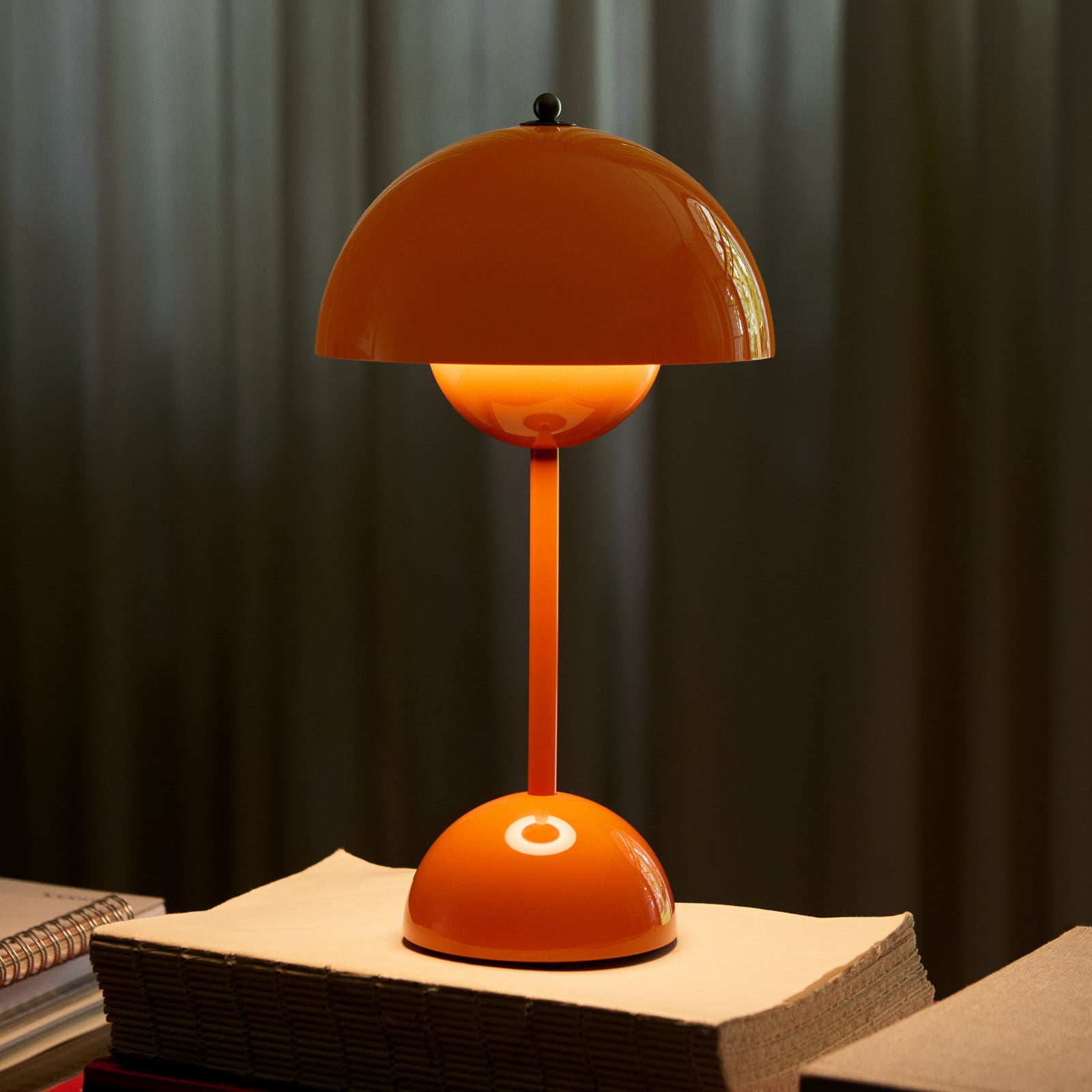 Flowerpot VP9 LED-batteridriven bordslampa, orange, IP44 &Tradition - Vardagsrum - Design - Plast - Med lampsk&auml;rm