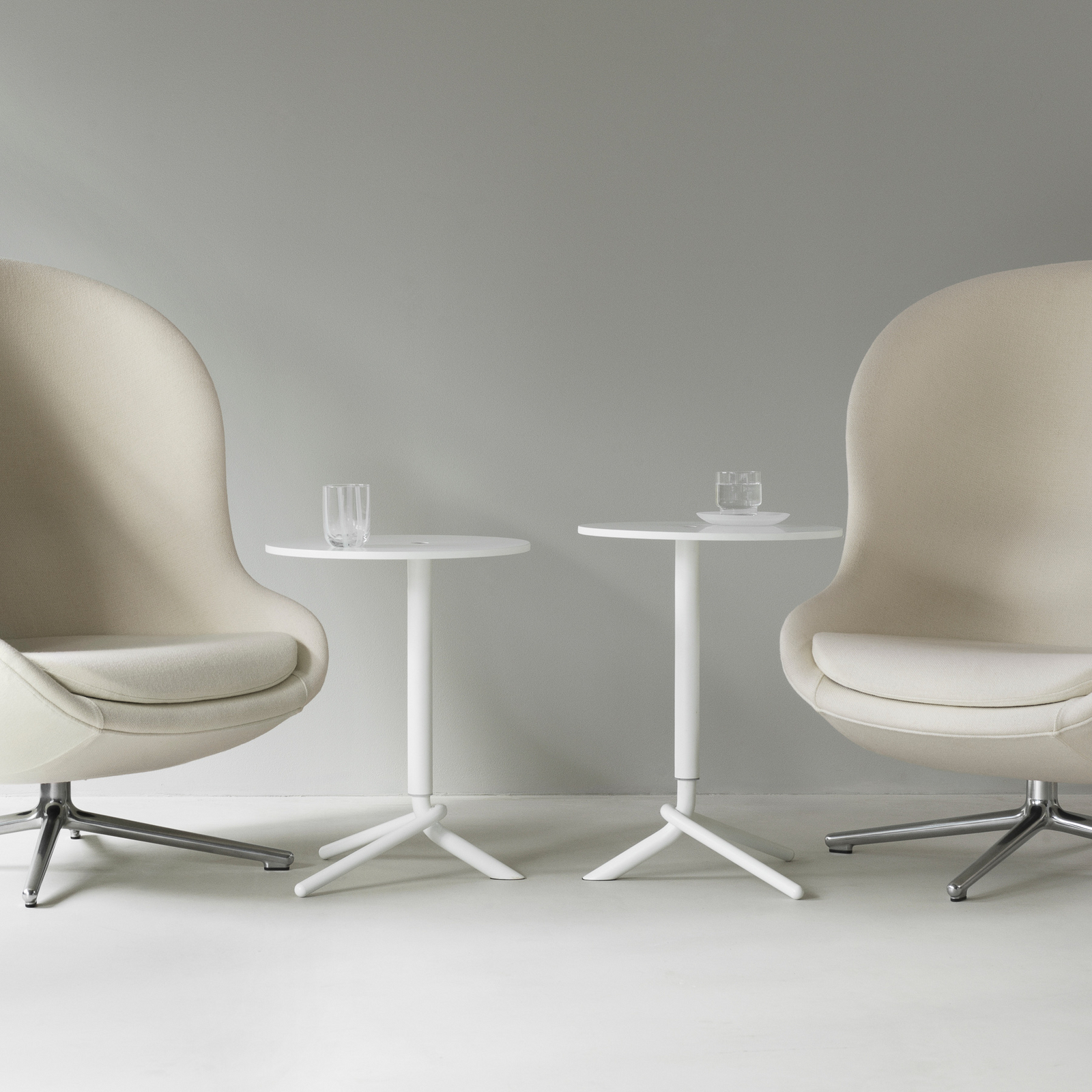 Bijzettafel Lift, wit, staal, MDF, hoogte 56,5 cm - Normann Copenhagen Bijzettafel Lift, wit, staal, MDF, hoogte 56,5 cm - Normann Copenhagen