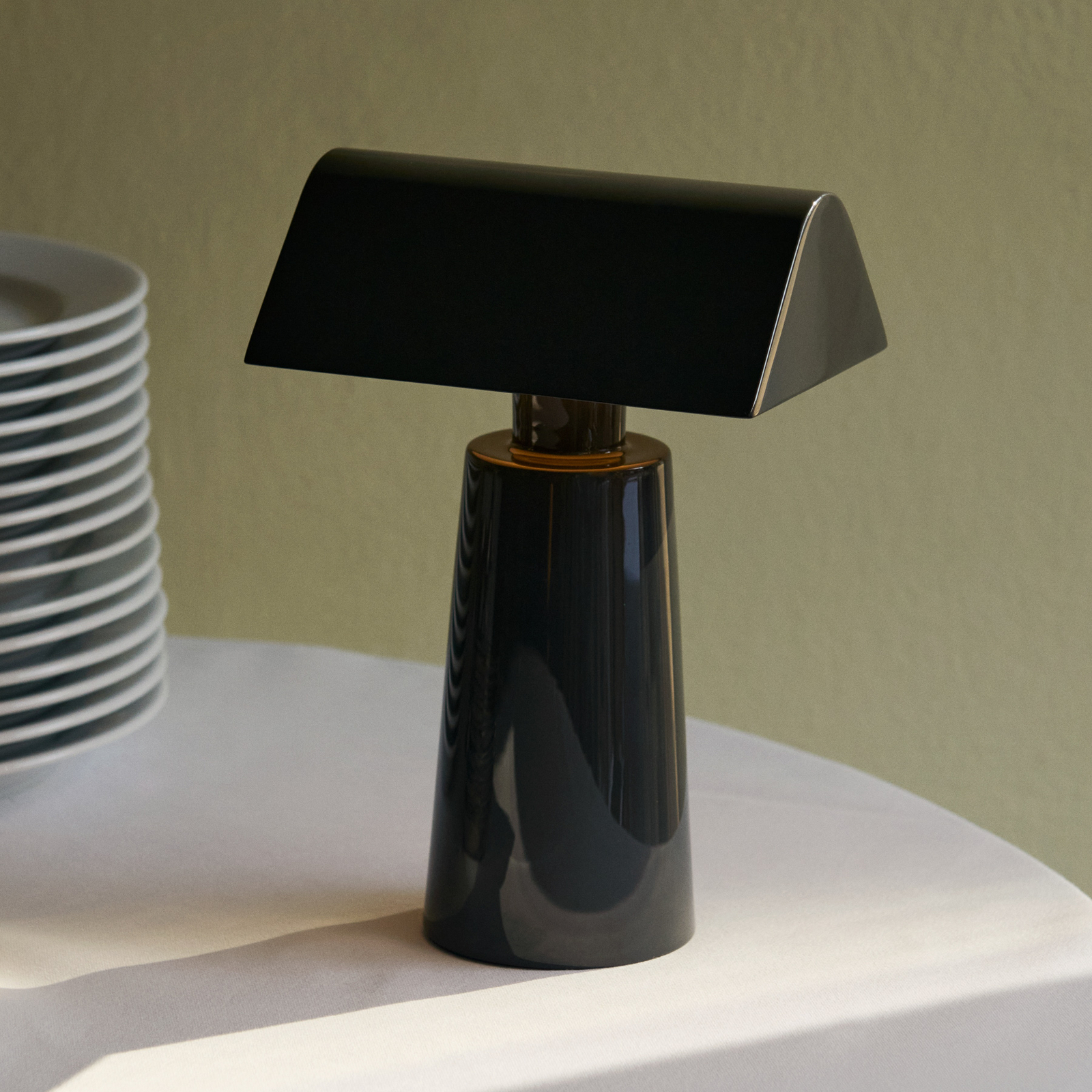 Caret MF1 Akku-Tischleuchte, anthrazit, IP44 - &TRADITION Caret MF1 Akku-Tischleuchte, anthrazit, IP44 - &TRADITION