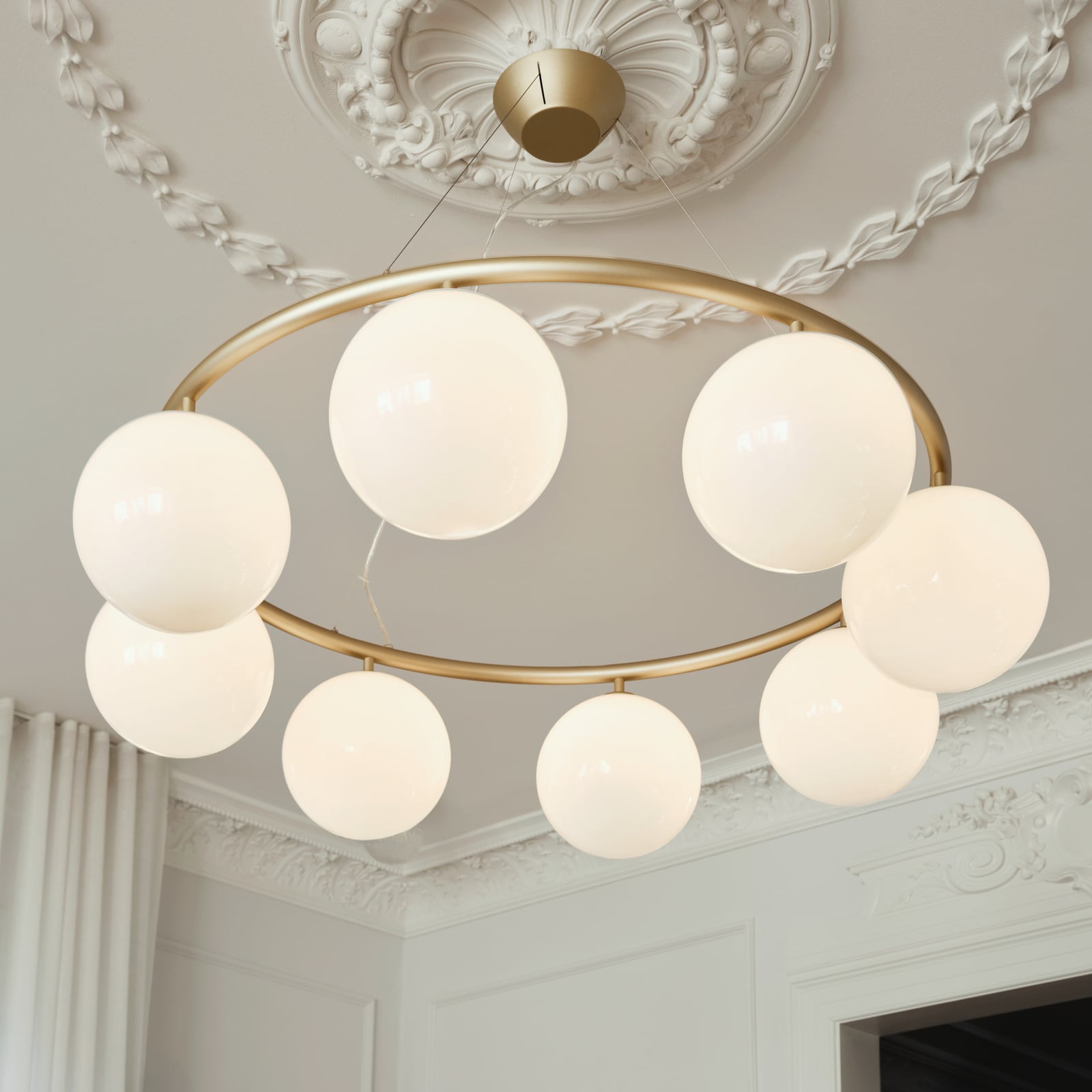 Miira 8 Circular lysekrone, messing/opal, Ø 100 cm - Nuura