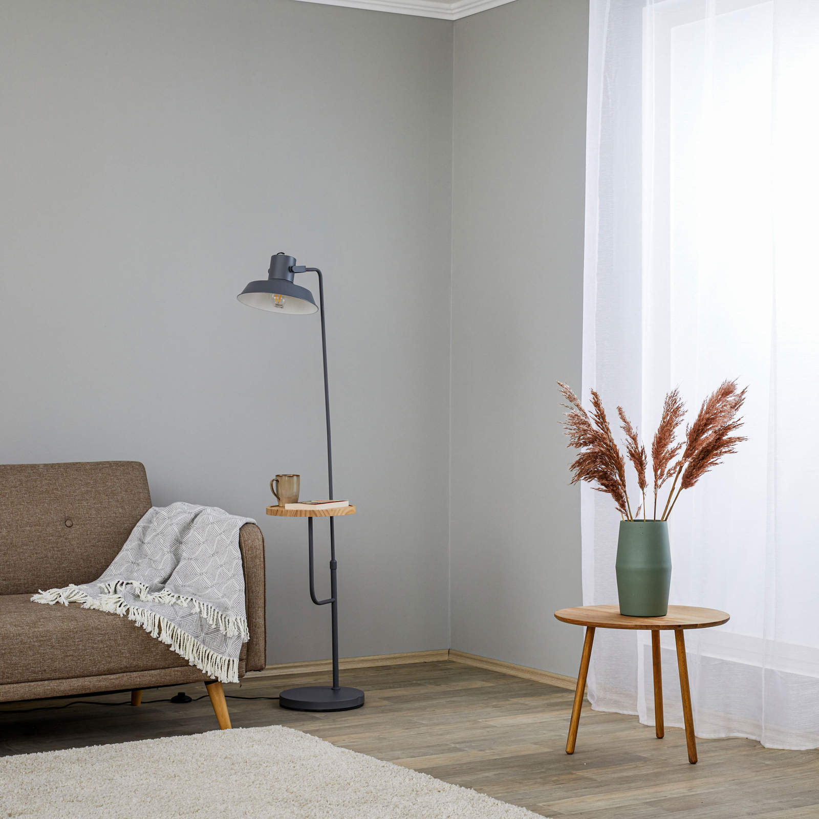 Lindby Berami vloerlamp met legbord, antraciet