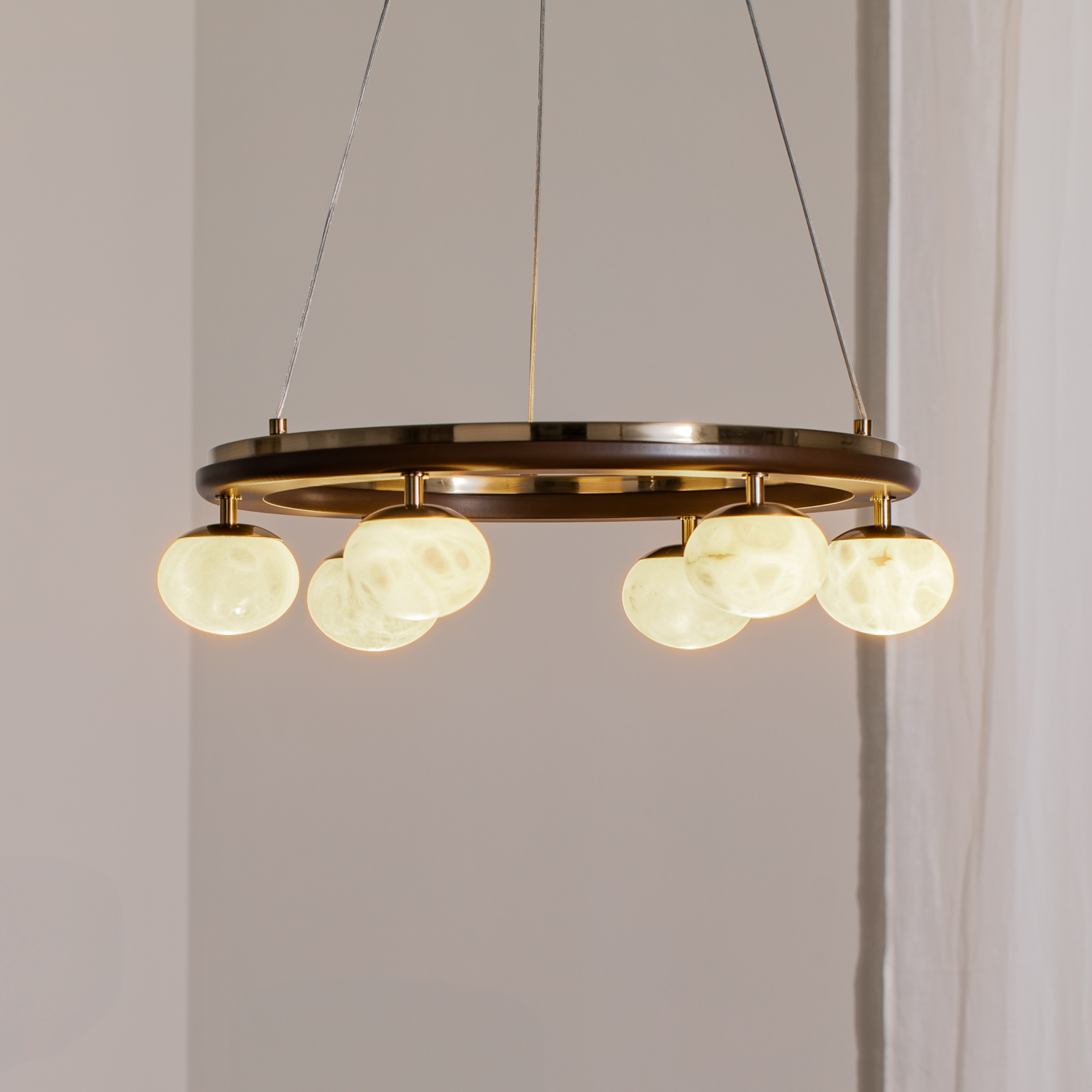 Lampa wisząca Tolosa, Ø 52 cm, mosiądz, 6-punktowa, szkło, drewno