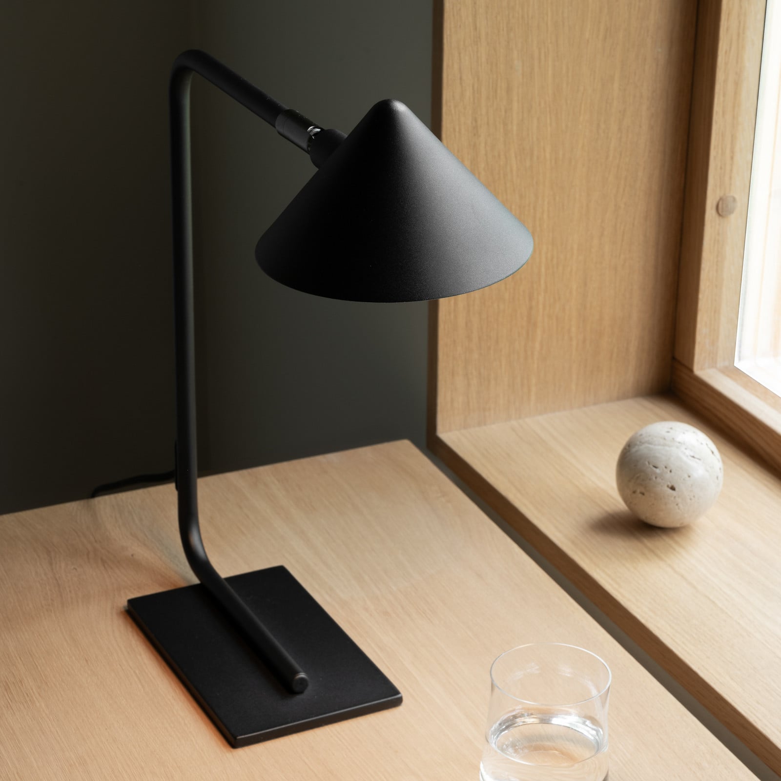 Kuro bordslampa, svart, 40 cm, metall, G9 Watt & Veke - Vardagsrum - Design - Med en ljuskälla | Produkter - Bordslampor | Lampspecialisterna