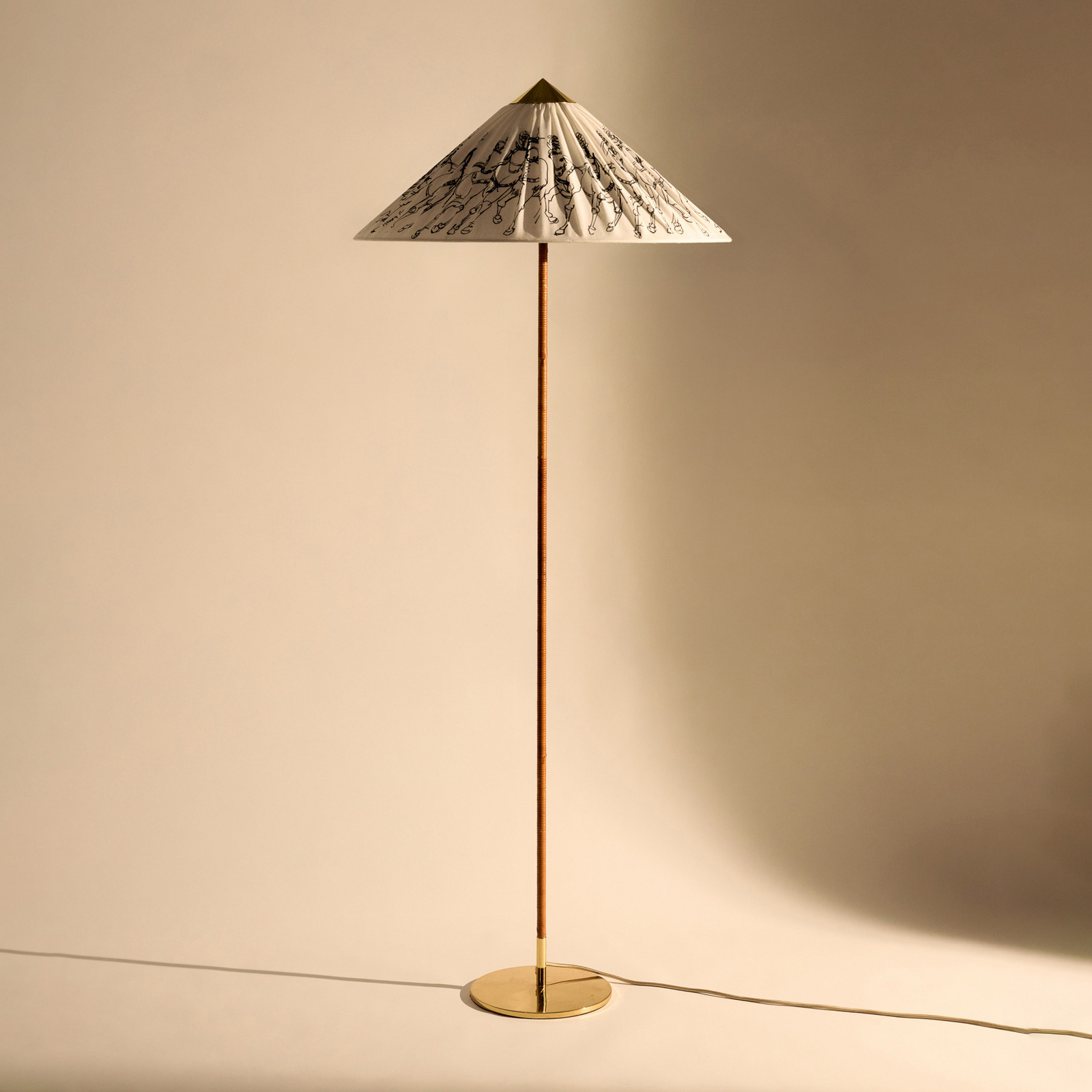 Candeeiro de pé GUBI 9602 Garro Éditions Henry Moore, têxtil Candeeiro de pé GUBI 9602 Garro Éditions Henry Moore, têxtil