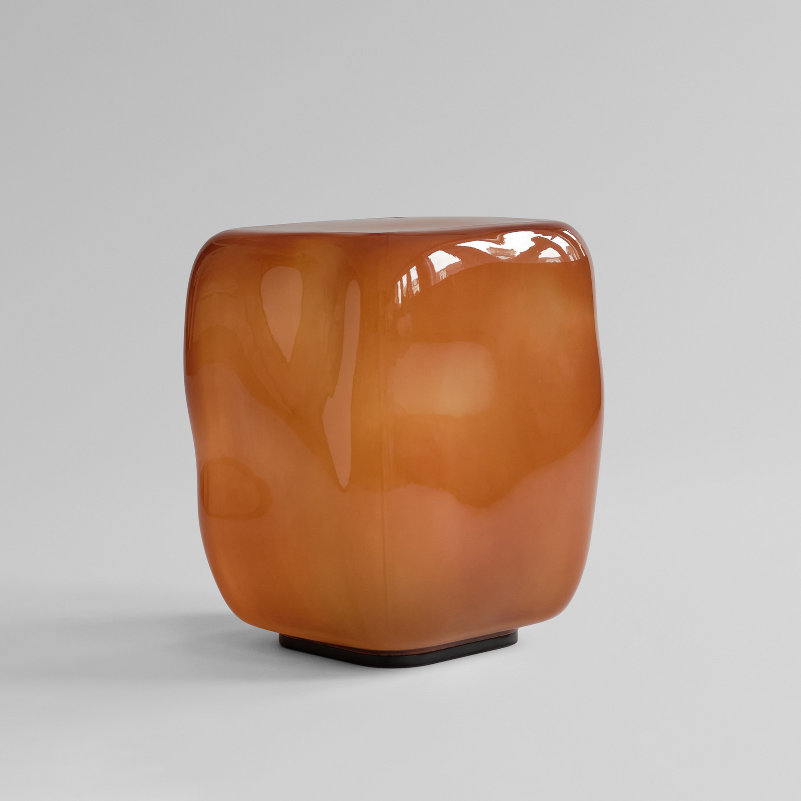 Stolik pomocniczy Ishi, karmelowy, 32 cm, szkło – 101 Copenhagen