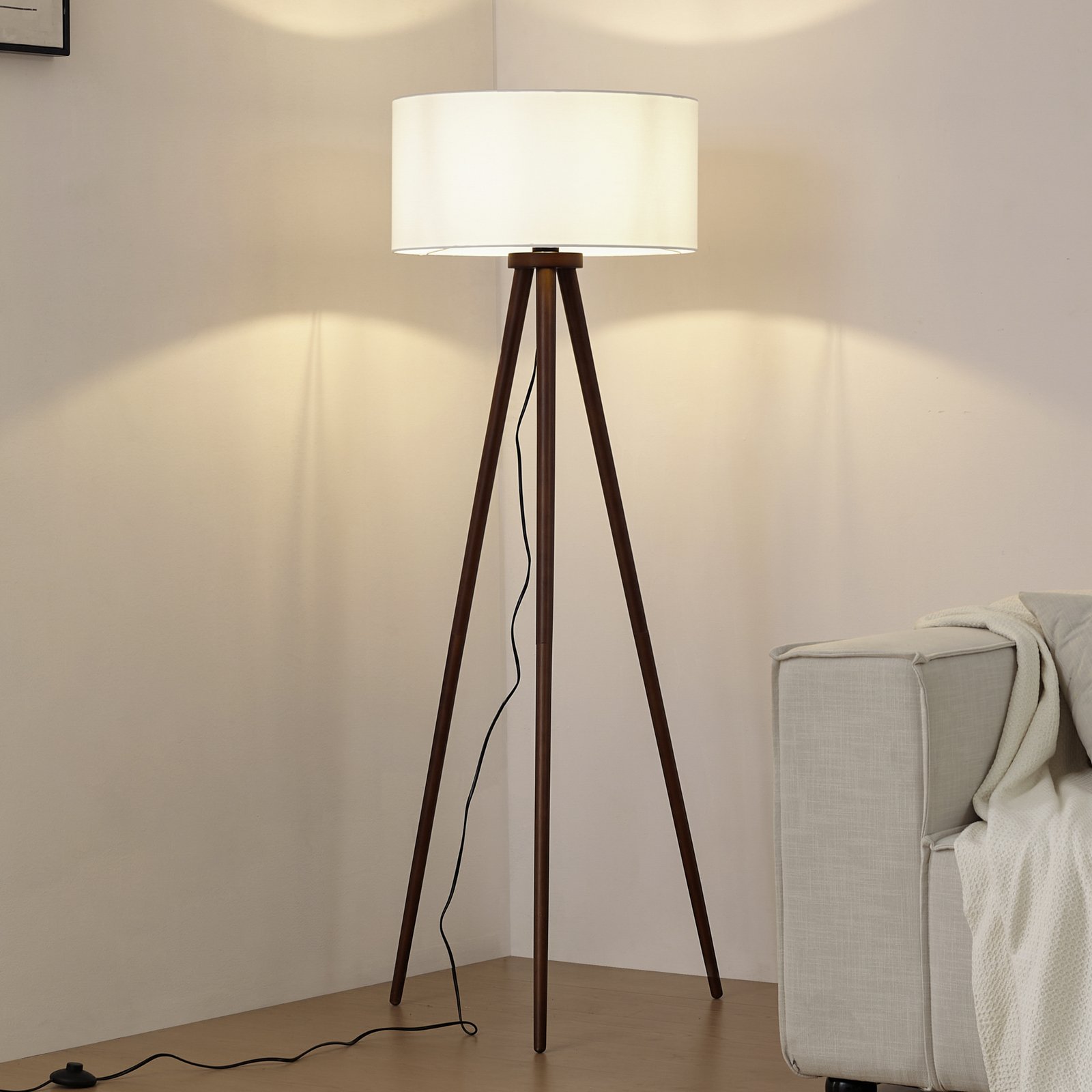 Lindby Stehleuchte Charlia, weiß, Wallnussholz, Höhe 150 cm