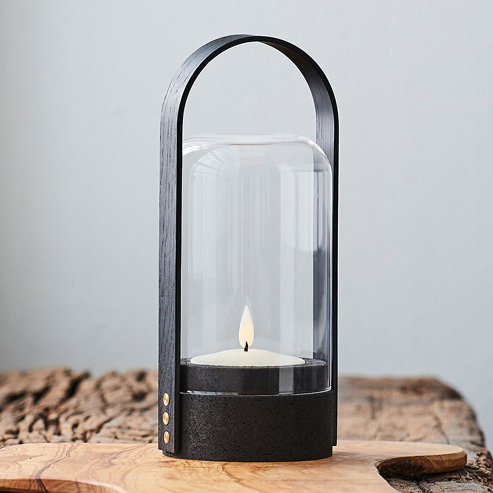LE KLINT Candle Light -LED-lyhtyvalaisin, musta