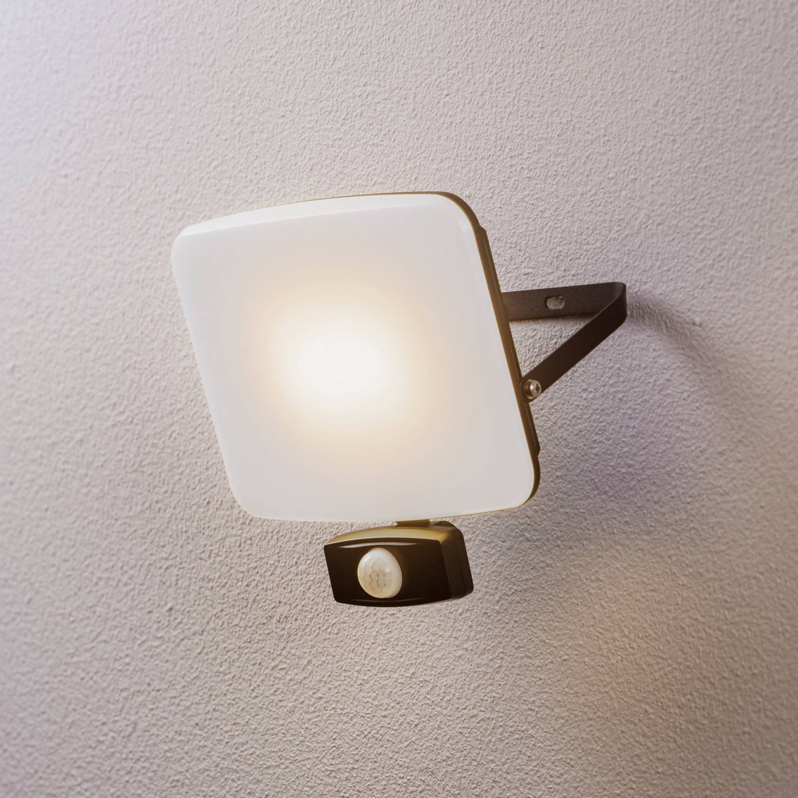 Prios Paityn LED-utomhusvägglampa med sensor 50 W